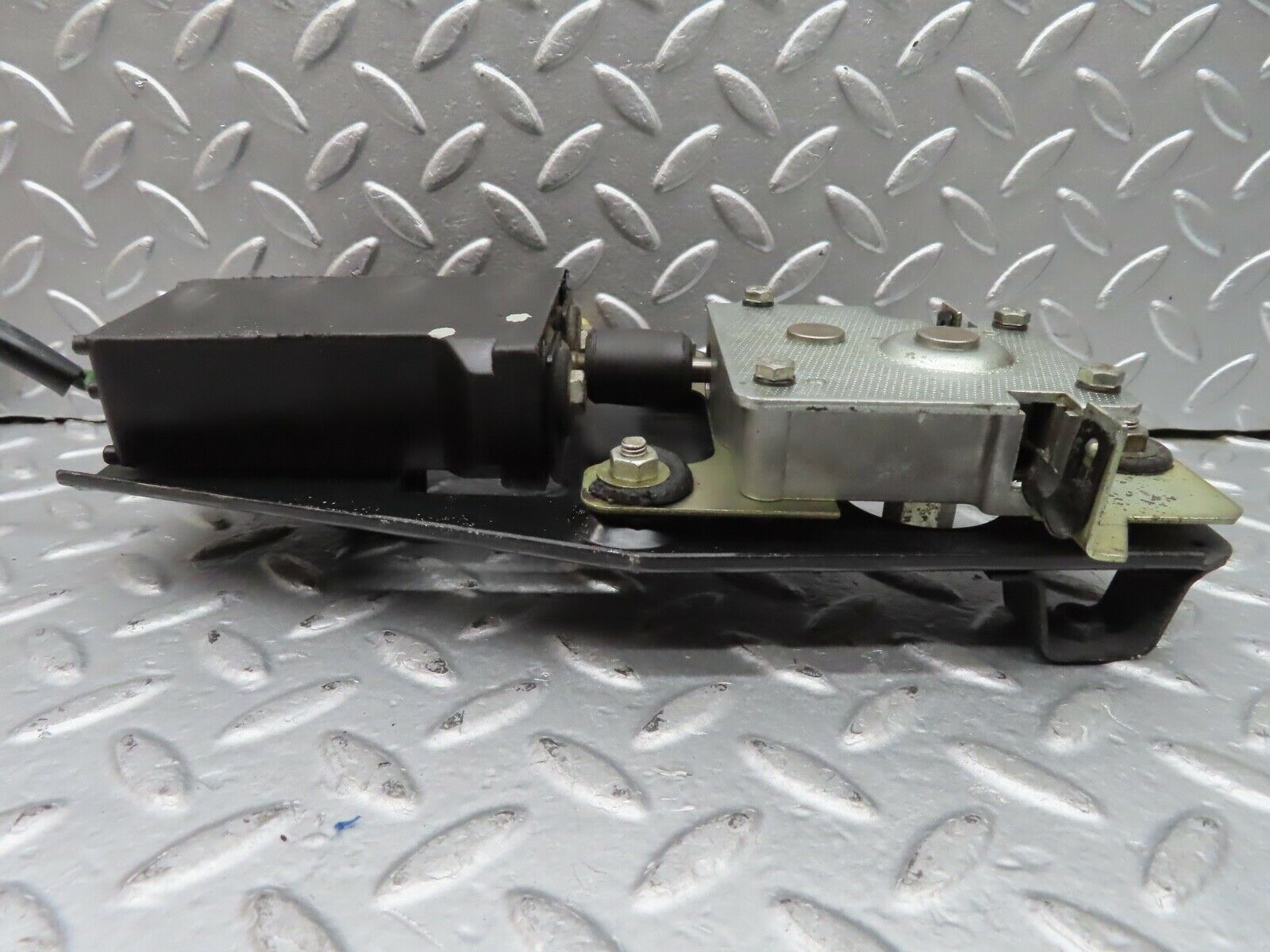 20849 Mercedes-Benz W116 Sunroof Motor With Bracket 2501007399