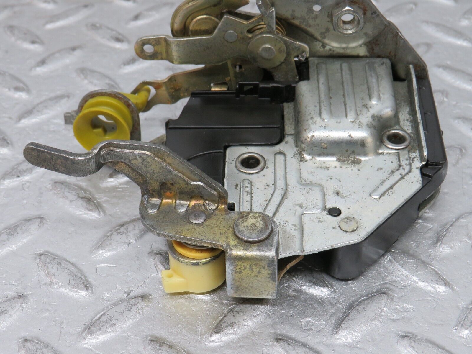 37808 Mercedes-Benz A124 320E Cabriolet Right Door Lock Mechanism