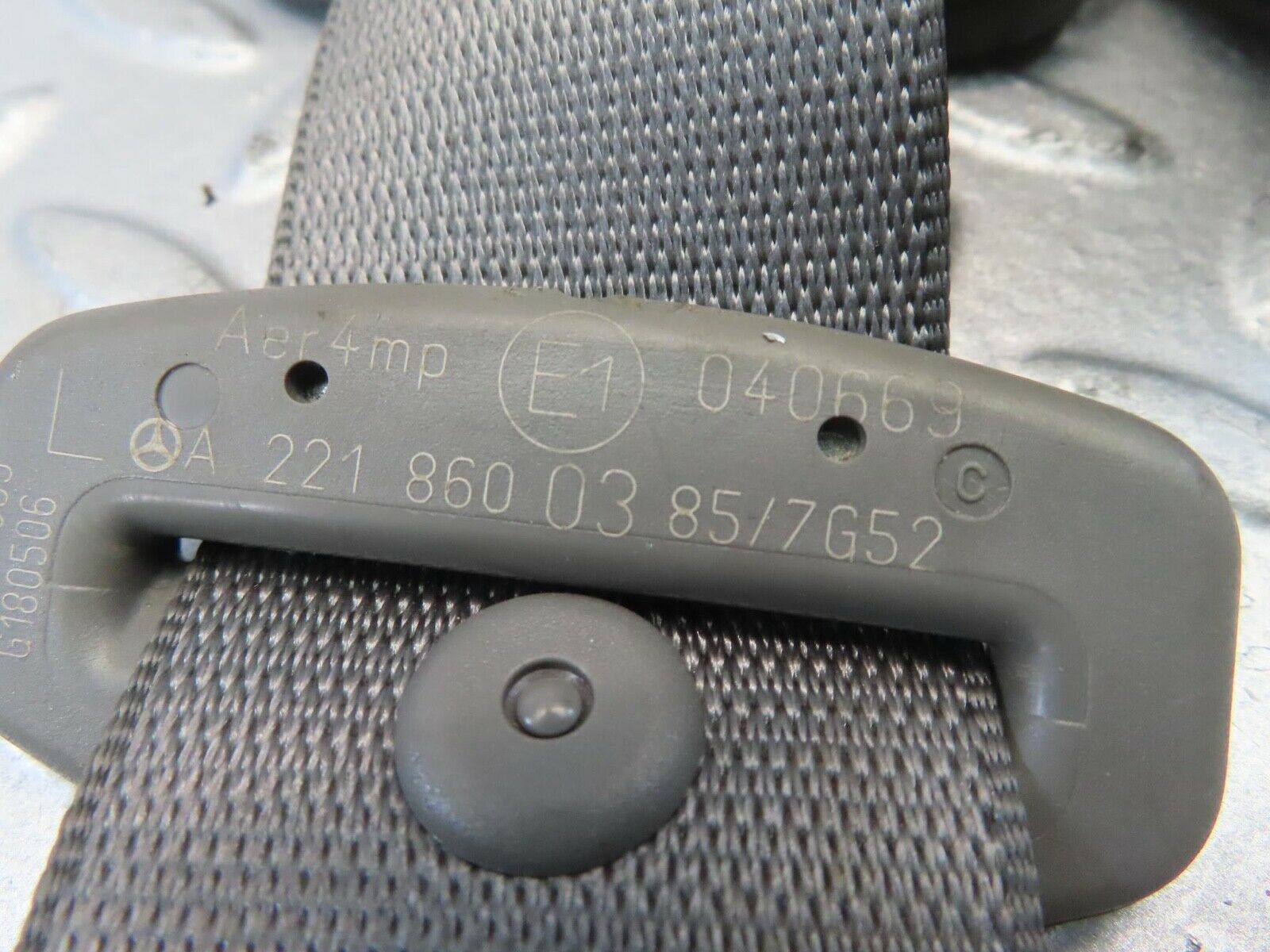 11214 Mercedes-Benz W221 S320 Rear Left Seat Belt 2218600385