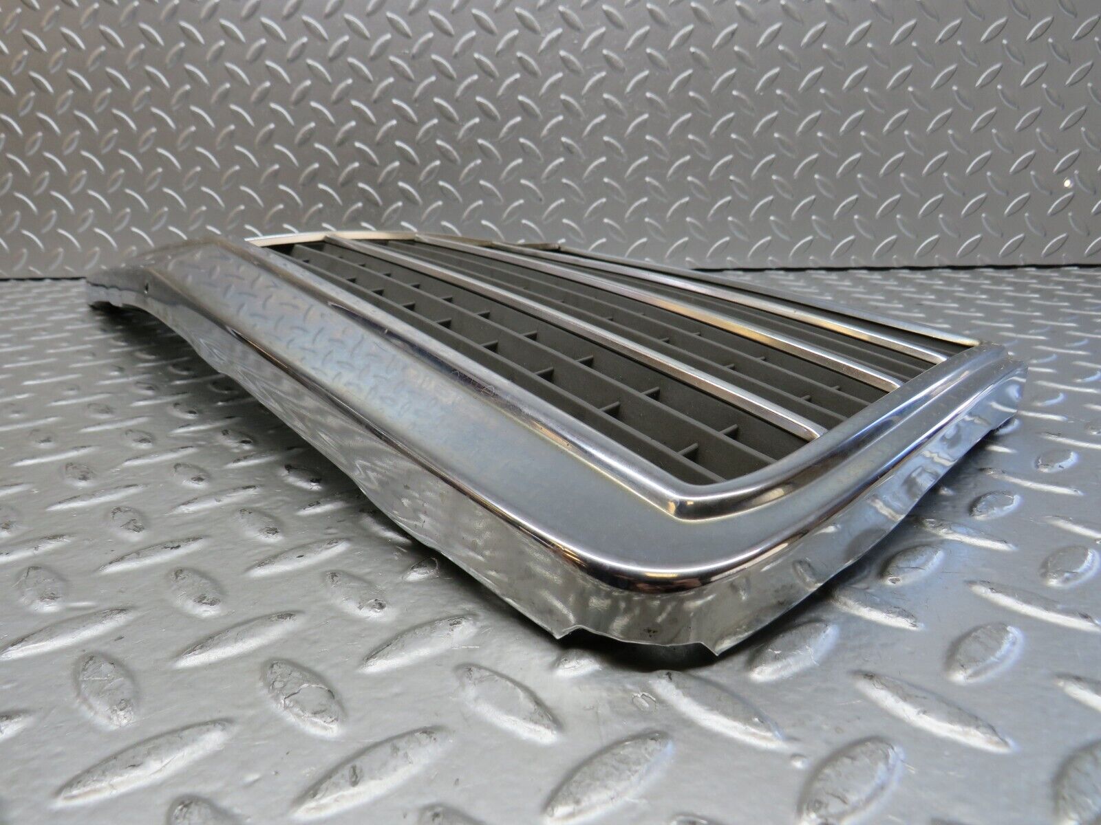 27769 Mercedes-Benz S124 300TE Wagon Bonnet Grill Chrome 1248880323