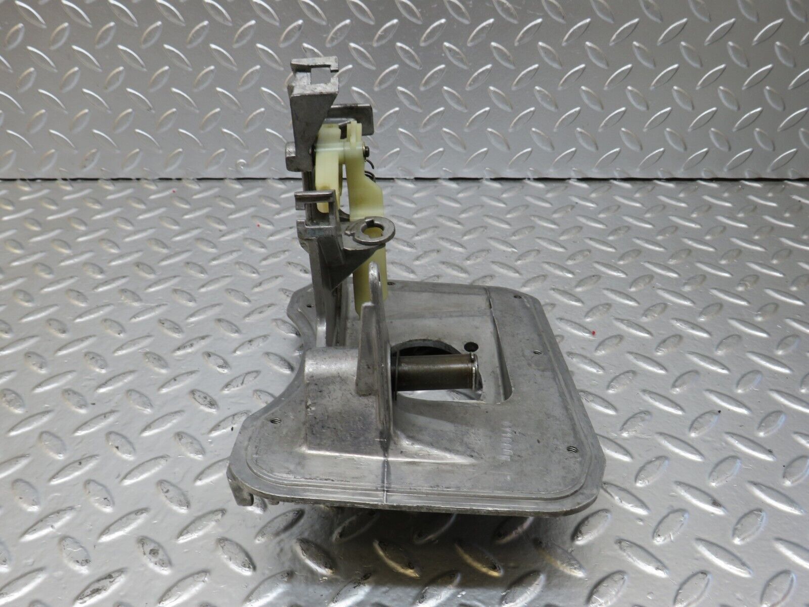 24735 Mercedes-Benz W140 S320 Brake Pedal Bracket 1402902819