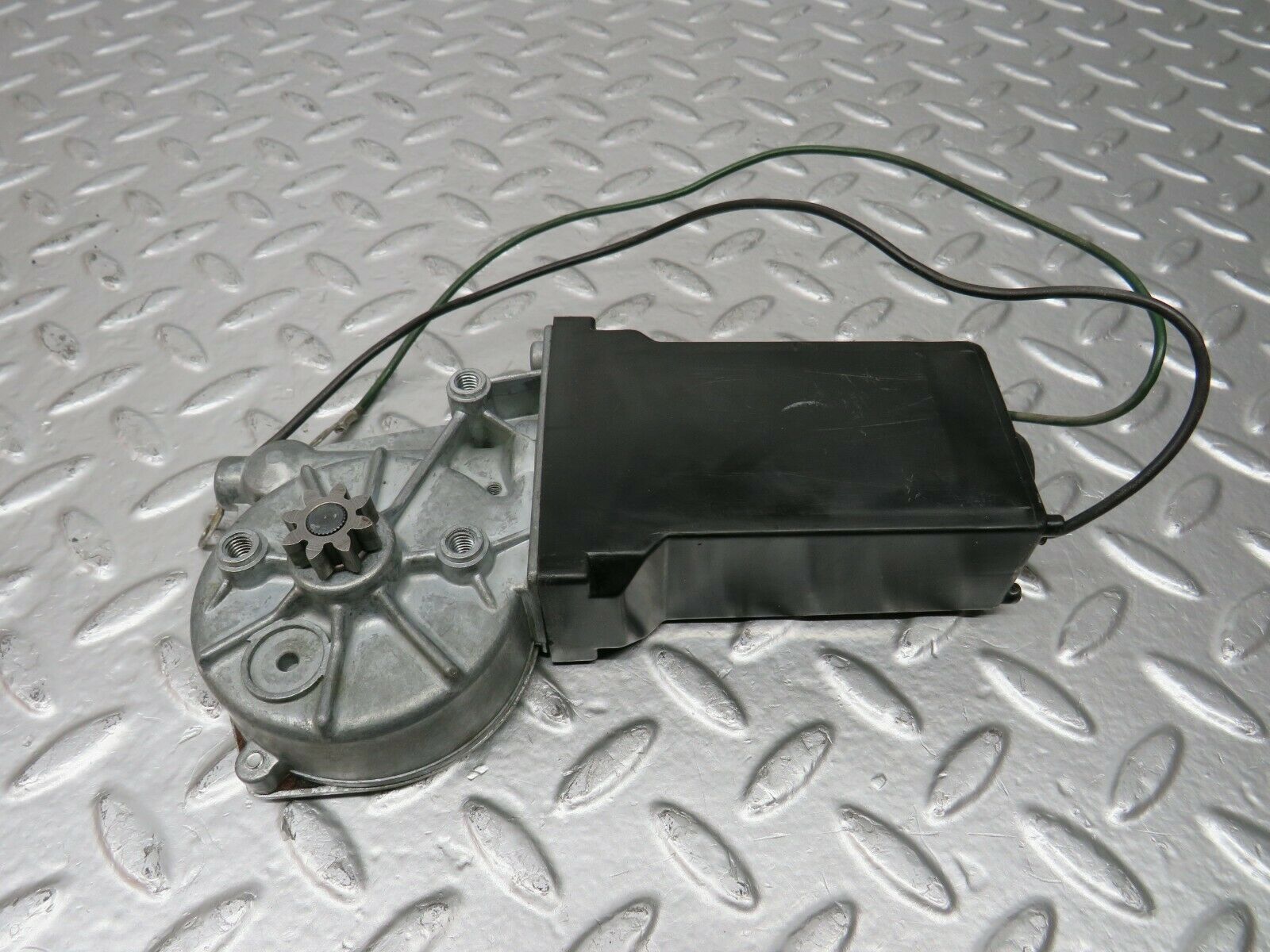 24560 Mercedes-Benz W108 Window Regulator Motor Rear Left 0132001101