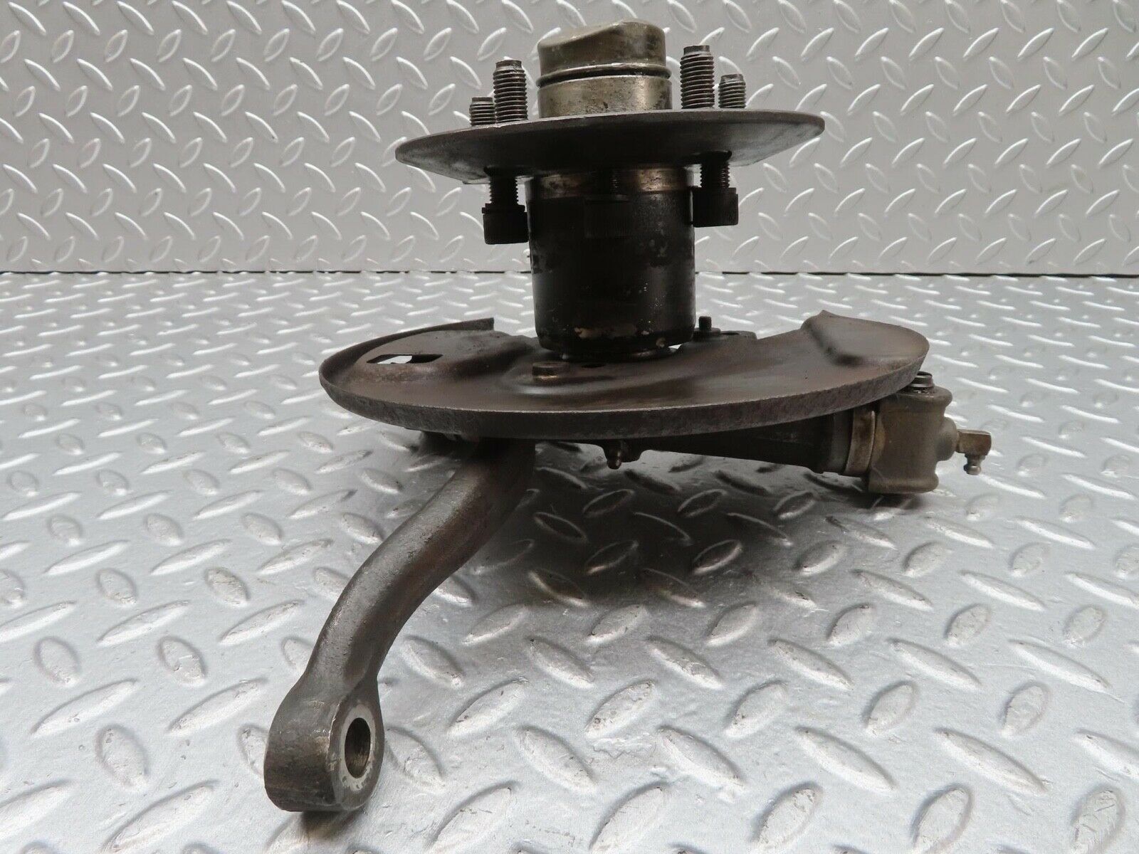 12990 Mercedes-Benz W111 220SE Front Left Wheel Hub