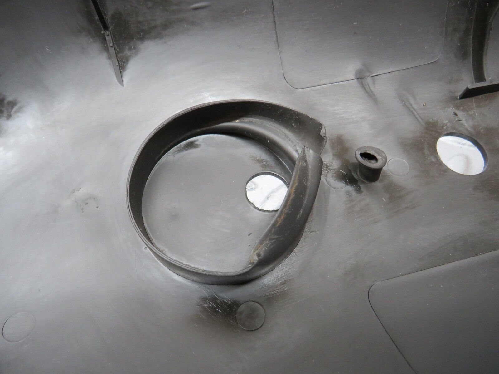 33574 Mercedes-Benz W201 190E 2.0L Rear Control Arm Cover Pair 1243520088