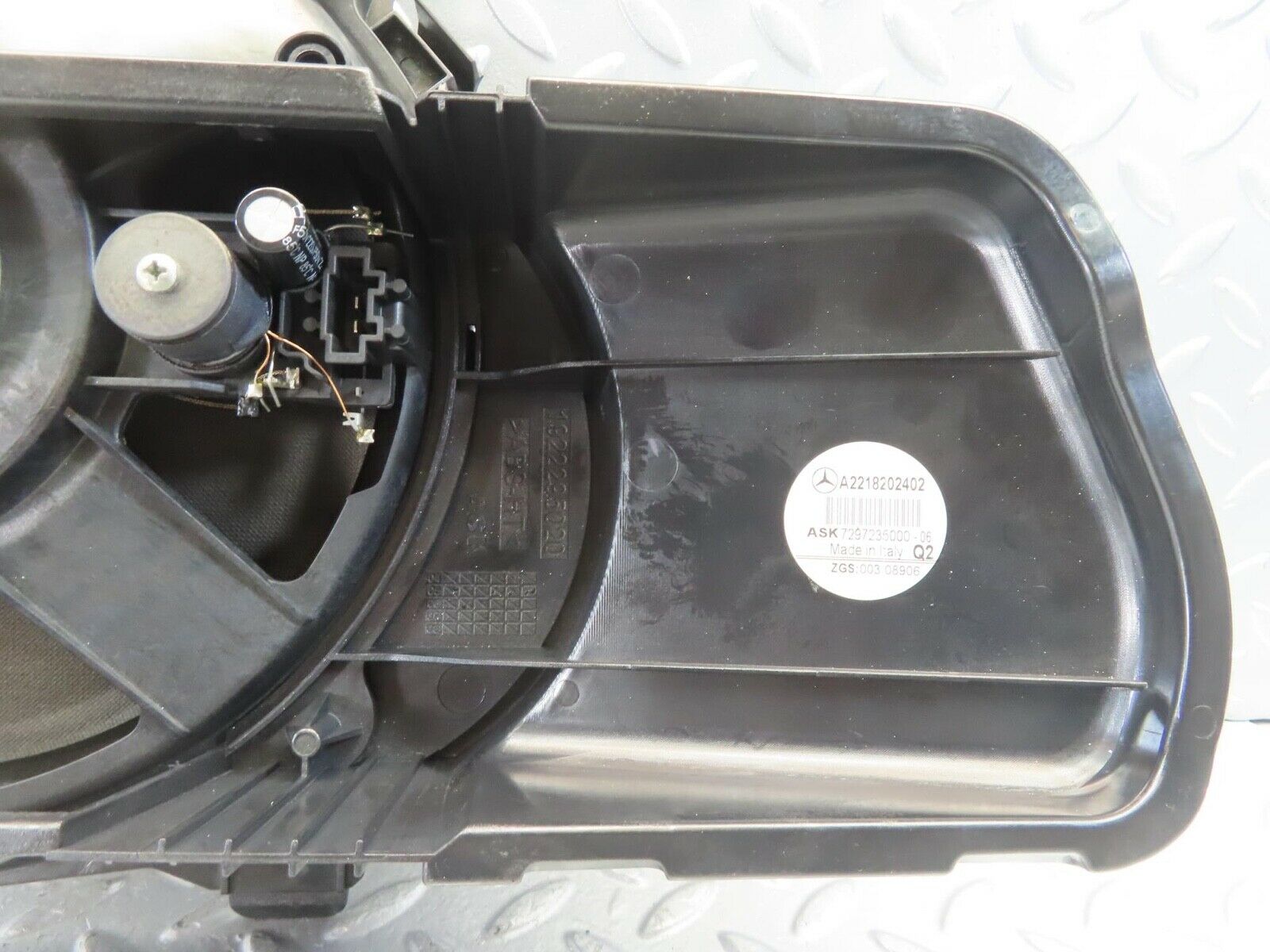 11109 Mercedes-Benz W221 S320 Subwoofer 2218202402