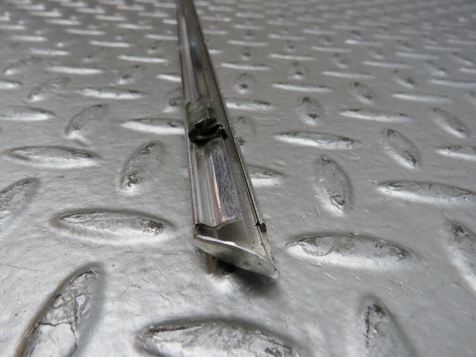 28184 Mercedes-Benz W123 280E Front Right Door Chrome Moulding Trim