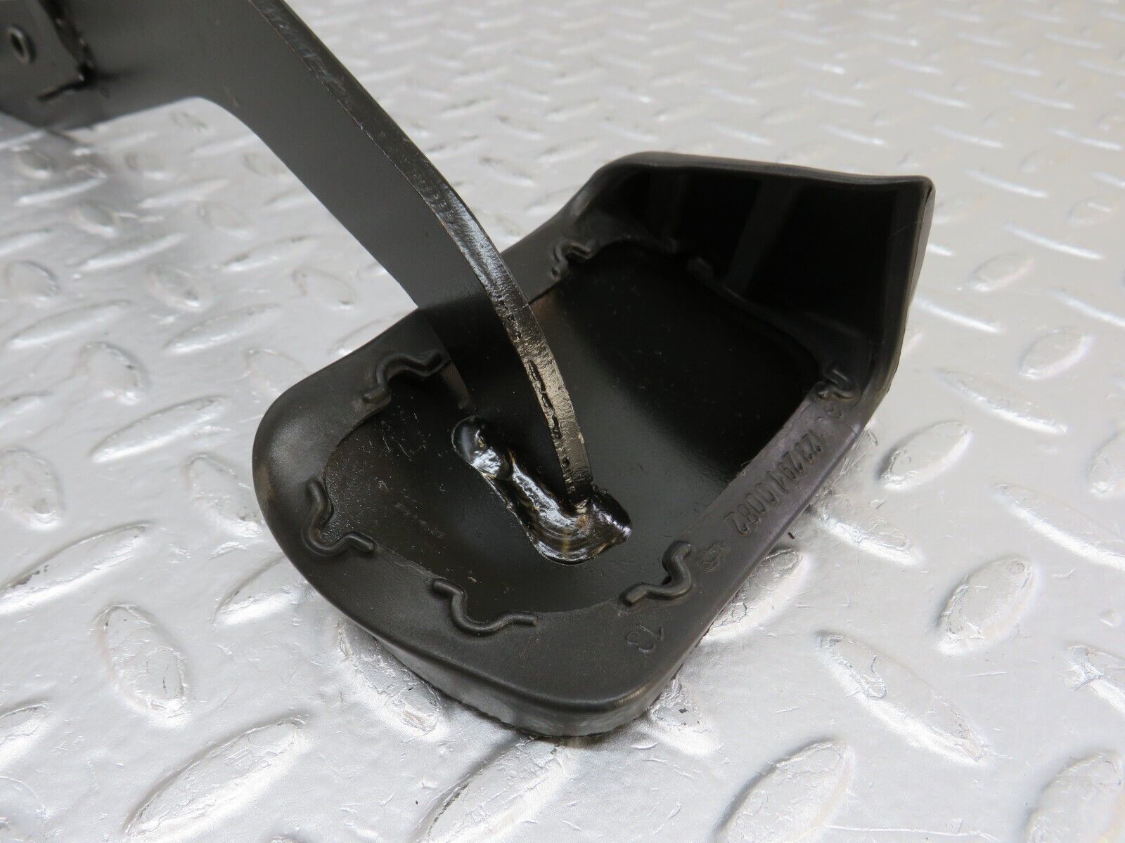 33710 Mercedes-Benz W201 190E 2.0L Brake Pedal With Rubber 1232910082