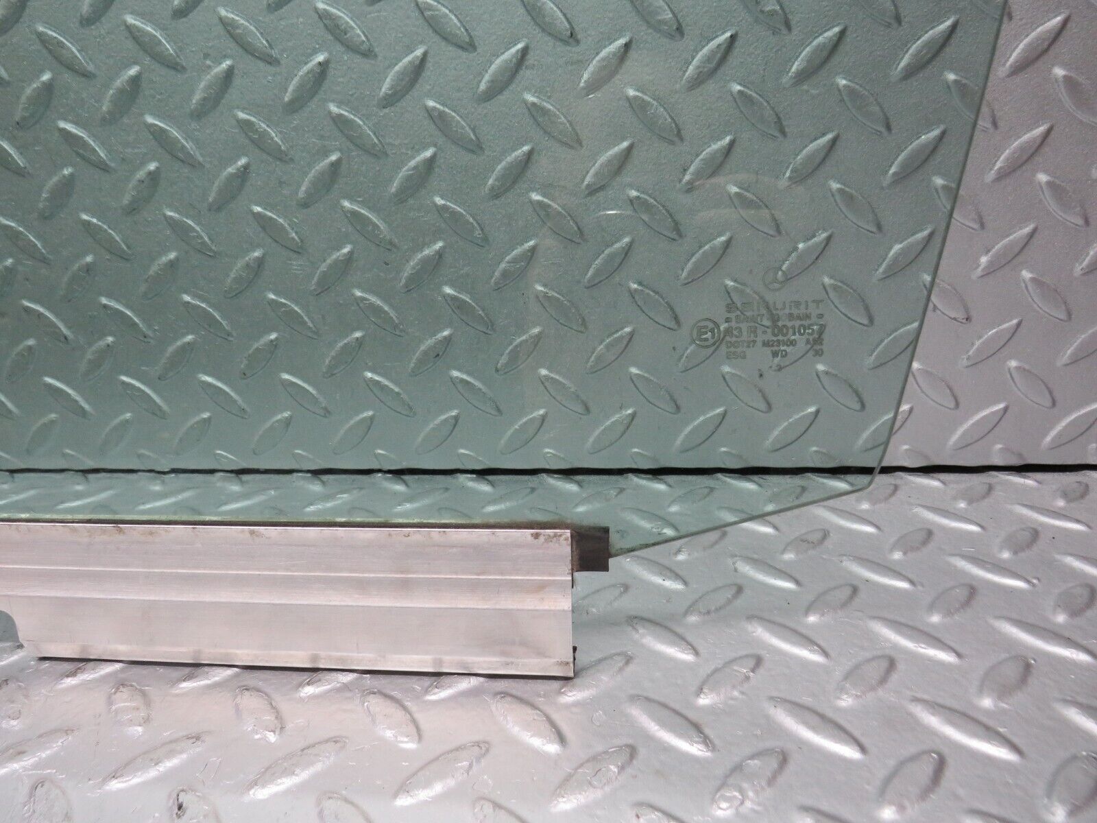 39070 Mercedes-Benz W201 190E 2.6L Front Left Door Window Glass