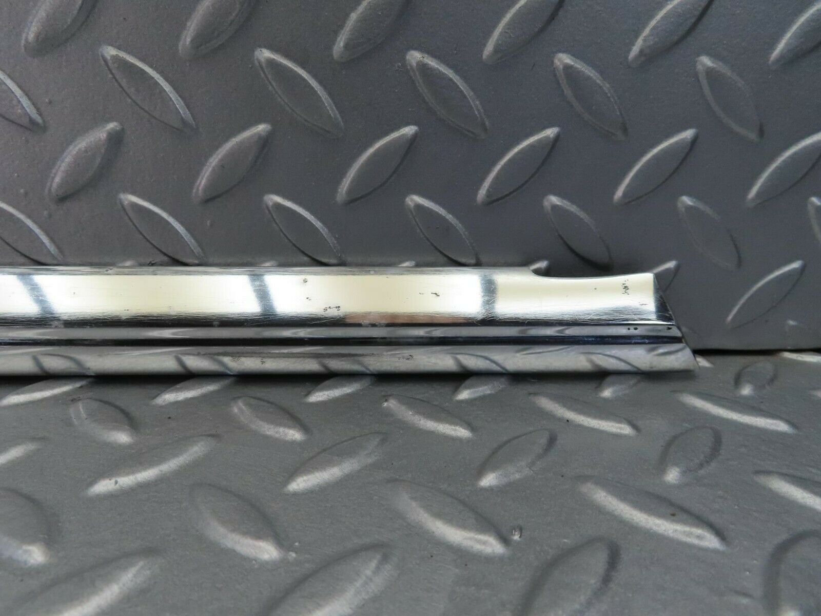 7845 Mercedes-Benz W115 220D Front Right Door Chrome Trim