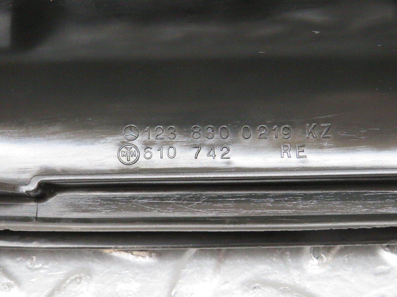 31016 Mercedes-Benz W123 230E Air Duct Vent Pair 1238300119 1238300219