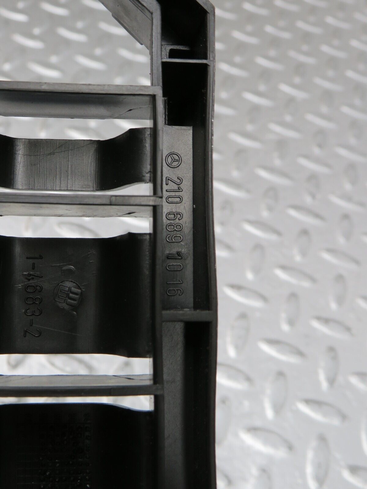 34976 Mercedes-Benz W210 320E Centre Console Bracket 2106891016 2106830325