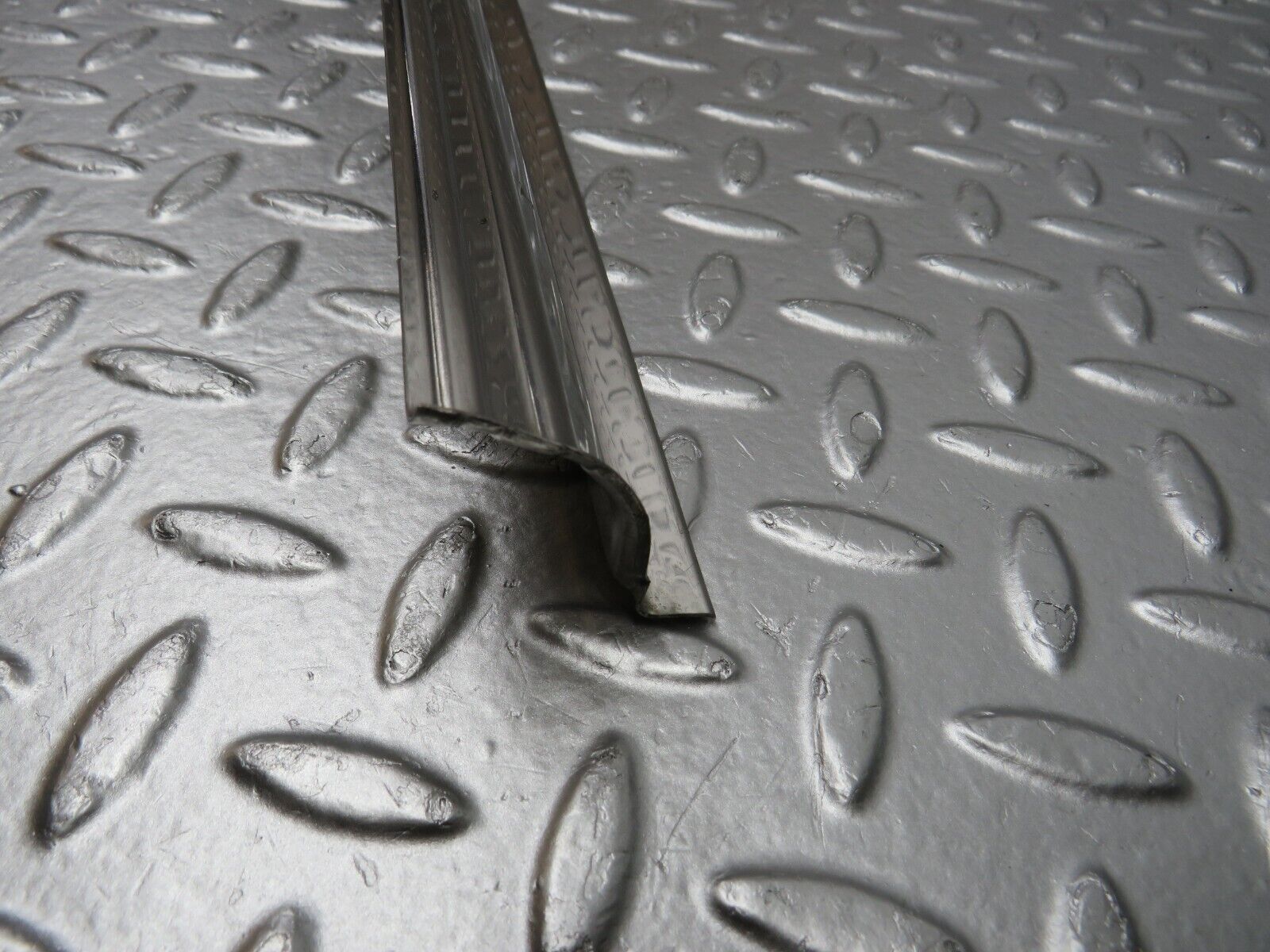 0844 Mercedes-Benz C107 350SLC Coupe Right Door Sill Chrome