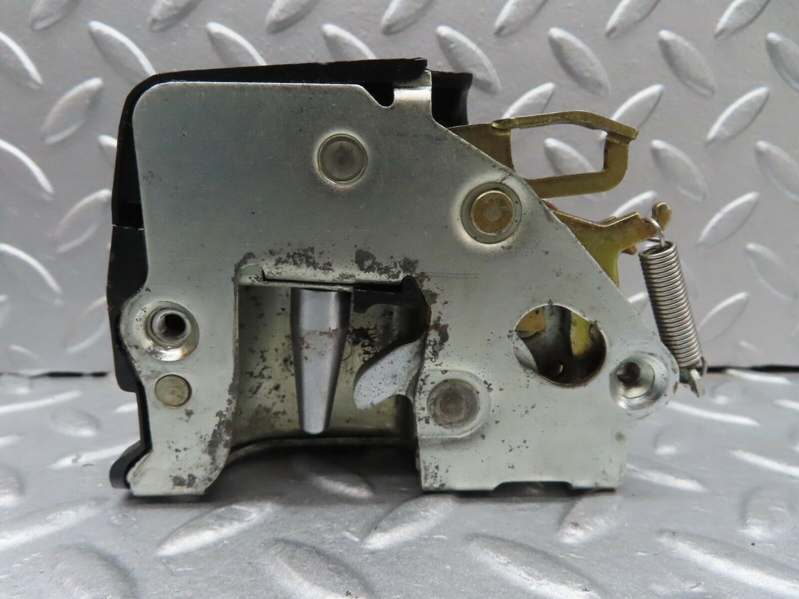 16050 Mercedes-Benz W123 280E Front Right Door Lock Mechanism 1237230208