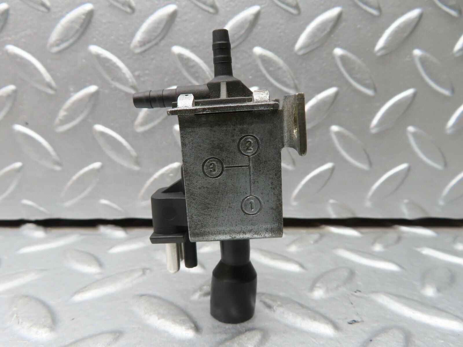 21591 Mercedes-Benz W126 300SE Vacuum Control Valve Pierburg 0015407097