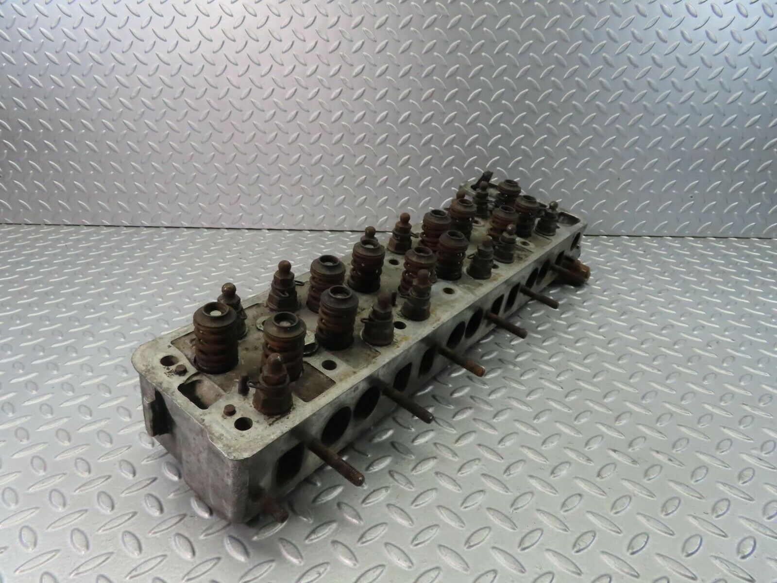 8689 Mercedes-Benz W108 Cylinder Head 1300161201