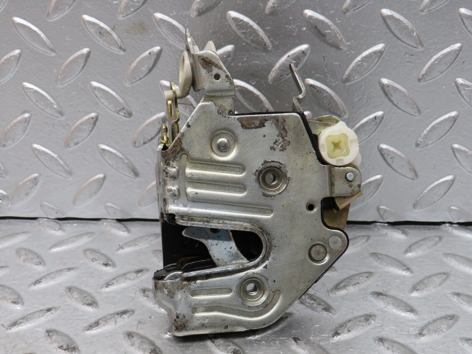 27669 Mercedes-Benz S124 300TE Wagon Front Right Door Lock Mechanism