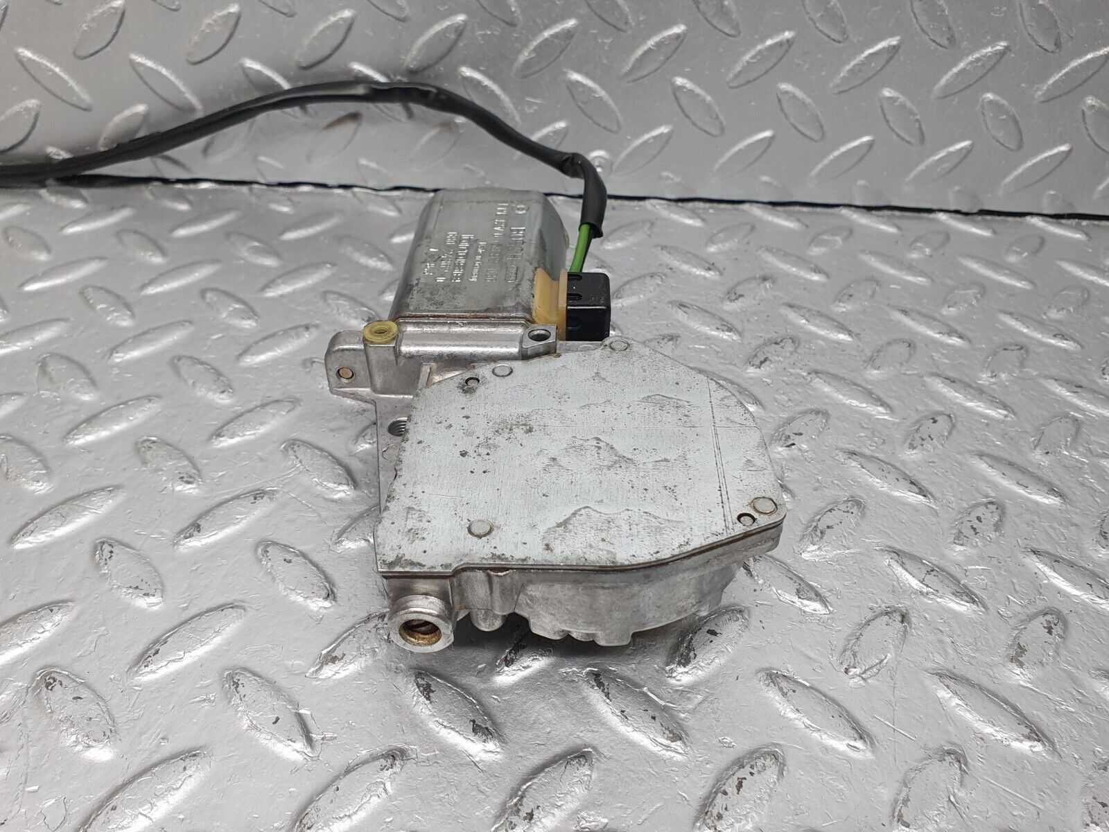 41003 Mercedes-Benz W126 300SE Rear Right Window Regulator Motor Bosch 0130821036