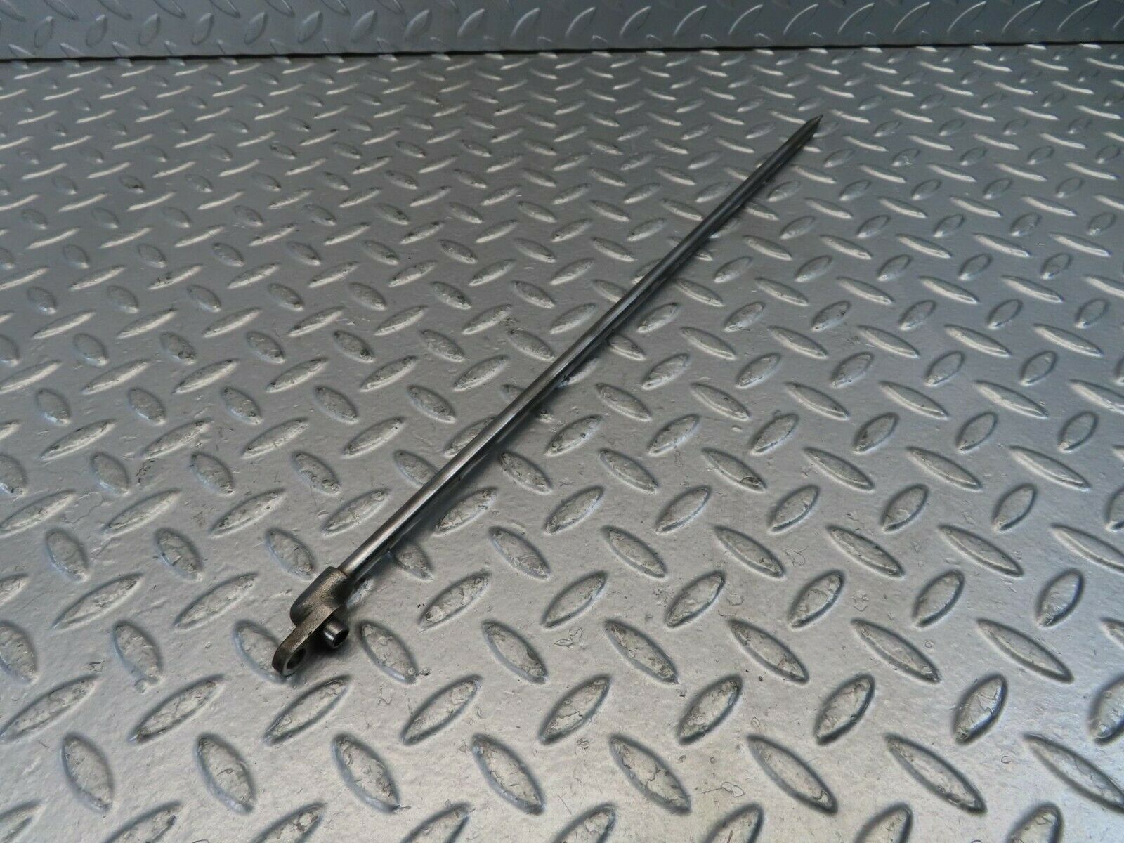 10965 Mercedes-Benz W115 220D Camshaft Oil Tube