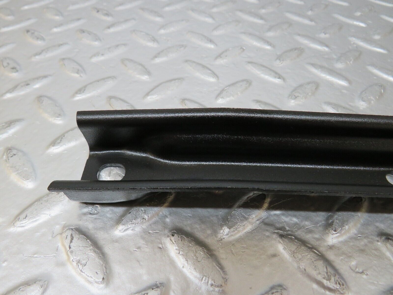 25555 Mercedes-Benz W123 200 Air Intake Manifold Bracket