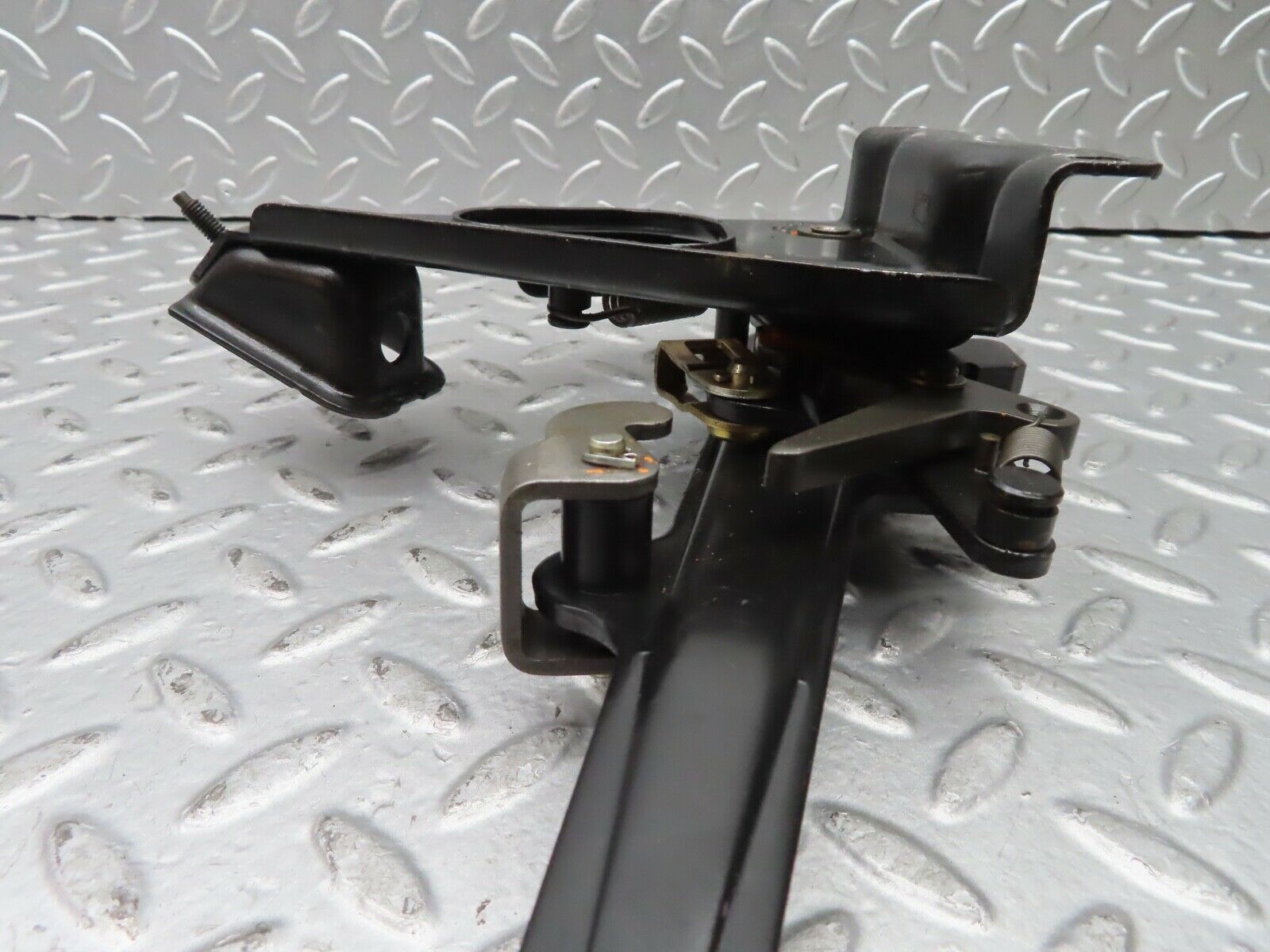 21573 Mercedes-Benz W126 300SE Handbrake Regulator