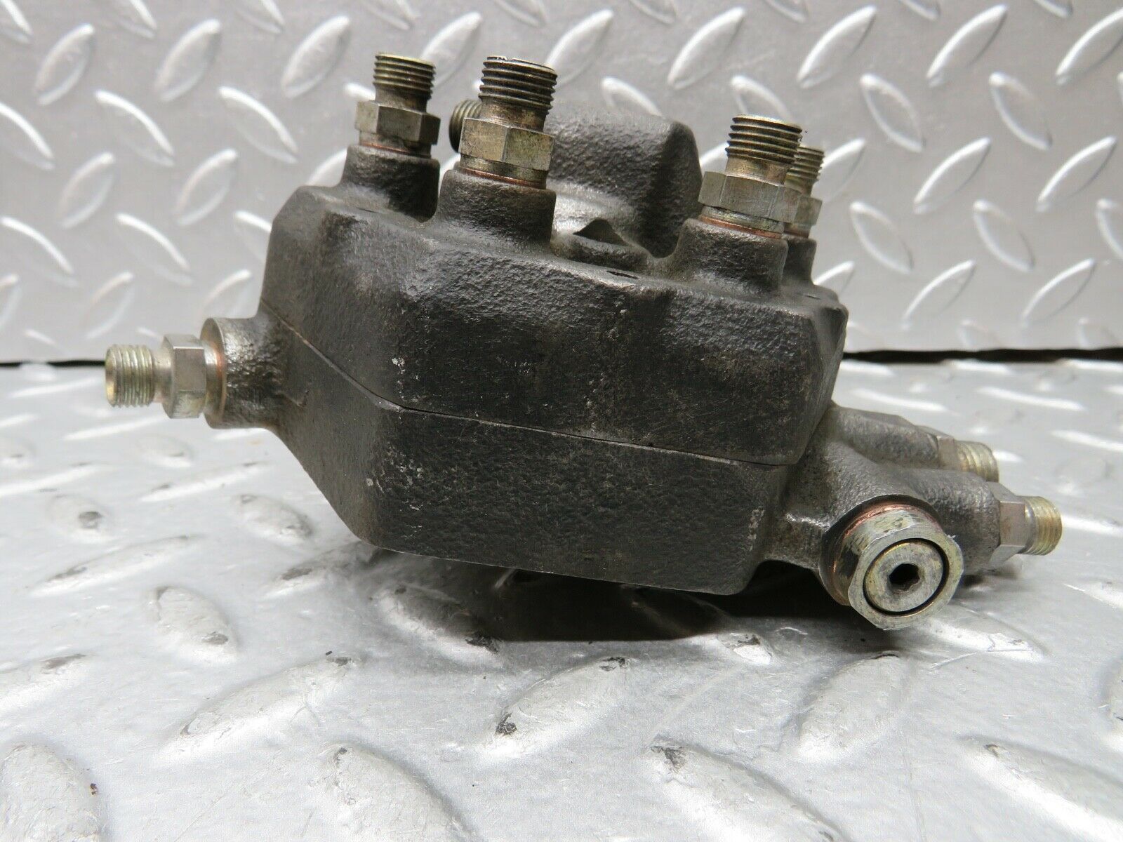 21834 Mercedes-Benz W123 280E Fuel Distributor Bosch 0438100011