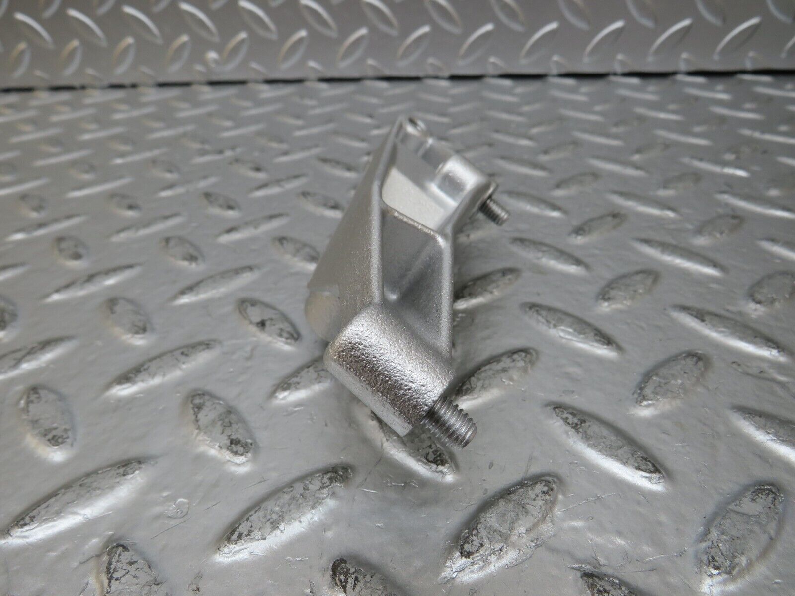 25376 Mercedes-Benz W201 190D Engine Mount Bracket 6010941341