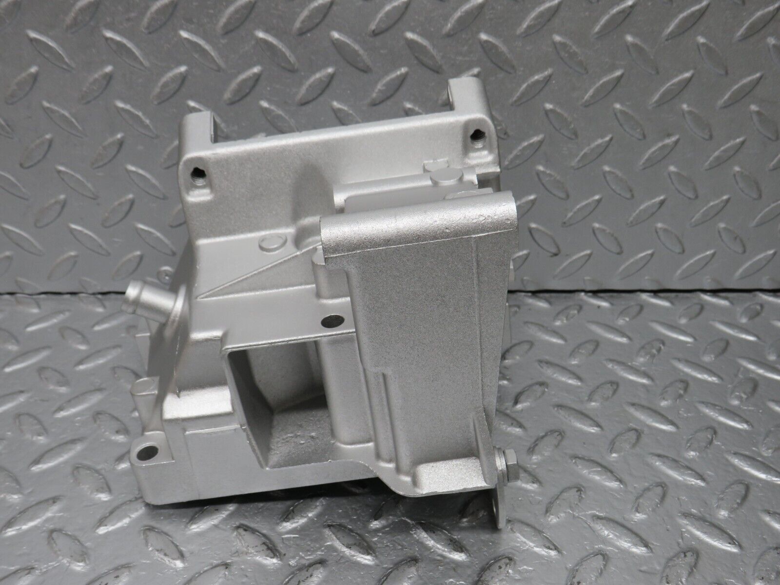 39608 Mercedes-Benz R129 320SL Coupe AC Air Con Compressor Mount Bracket 1042360030