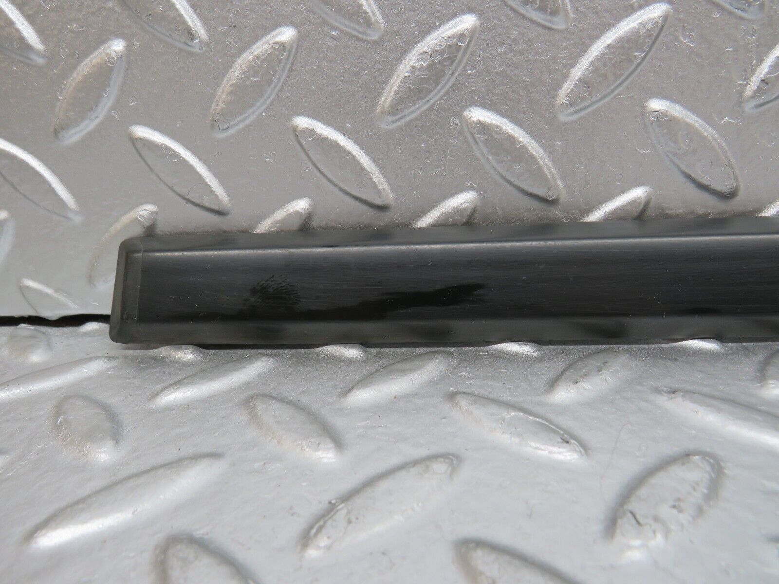 30786 Mercedes-Benz W201 190E 2.0L Rear Right Door Centre Moulding Trim