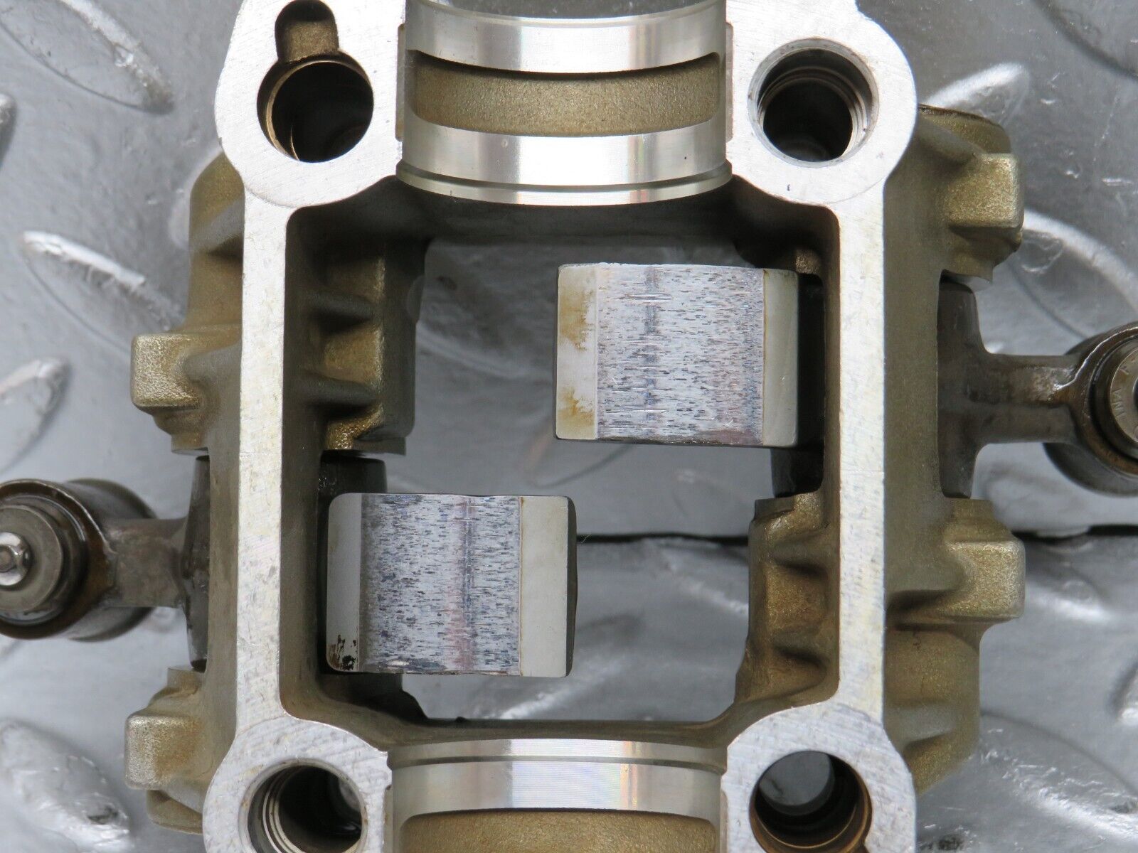 32625 Mercedes-Benz S124 300TE Rocker Arms Camshaft Bearing Block 1030510110