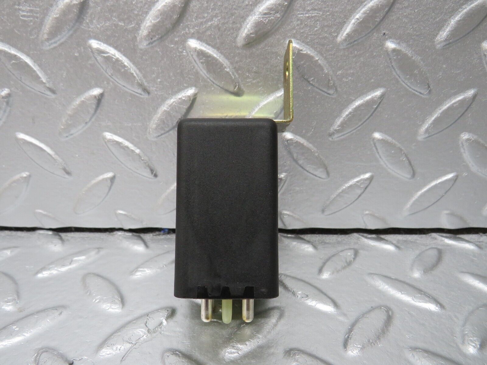 34055 Mercedes-Benz W124 260E Instrument Cluster Light Relay 0045450832