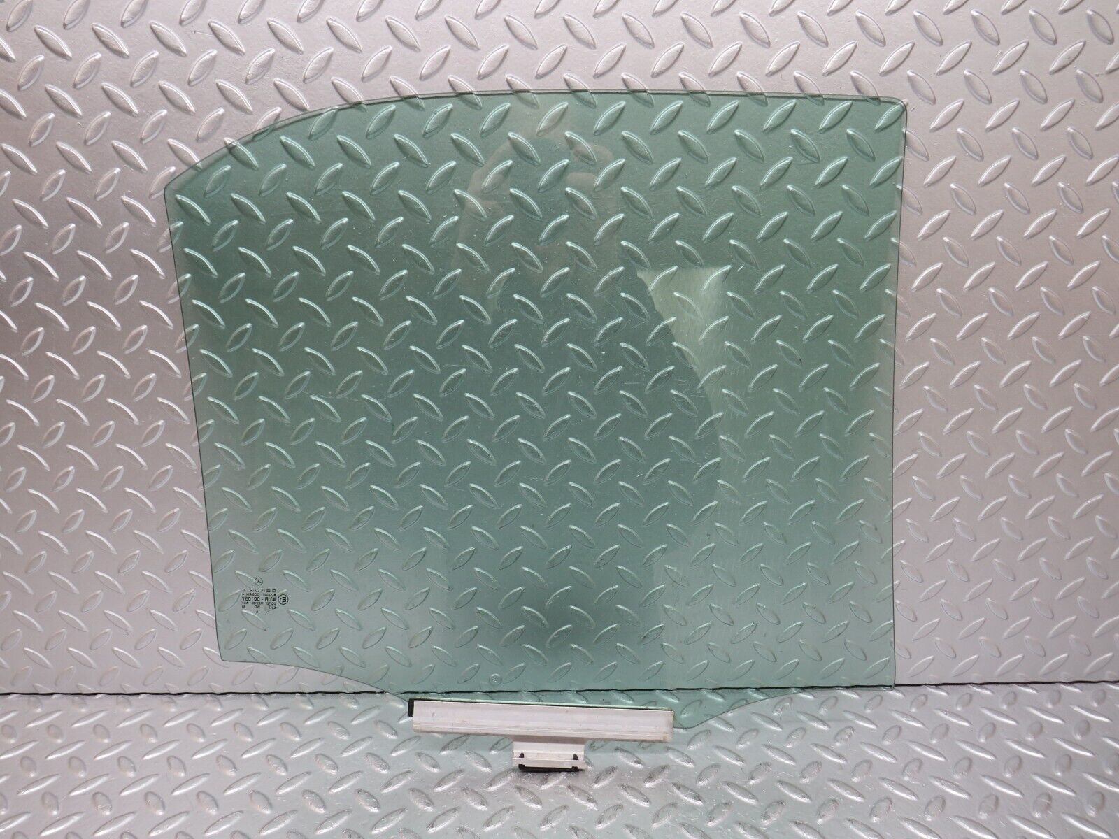33264 Mercedes-Benz W202 C180 Rear Right Door Window Glass