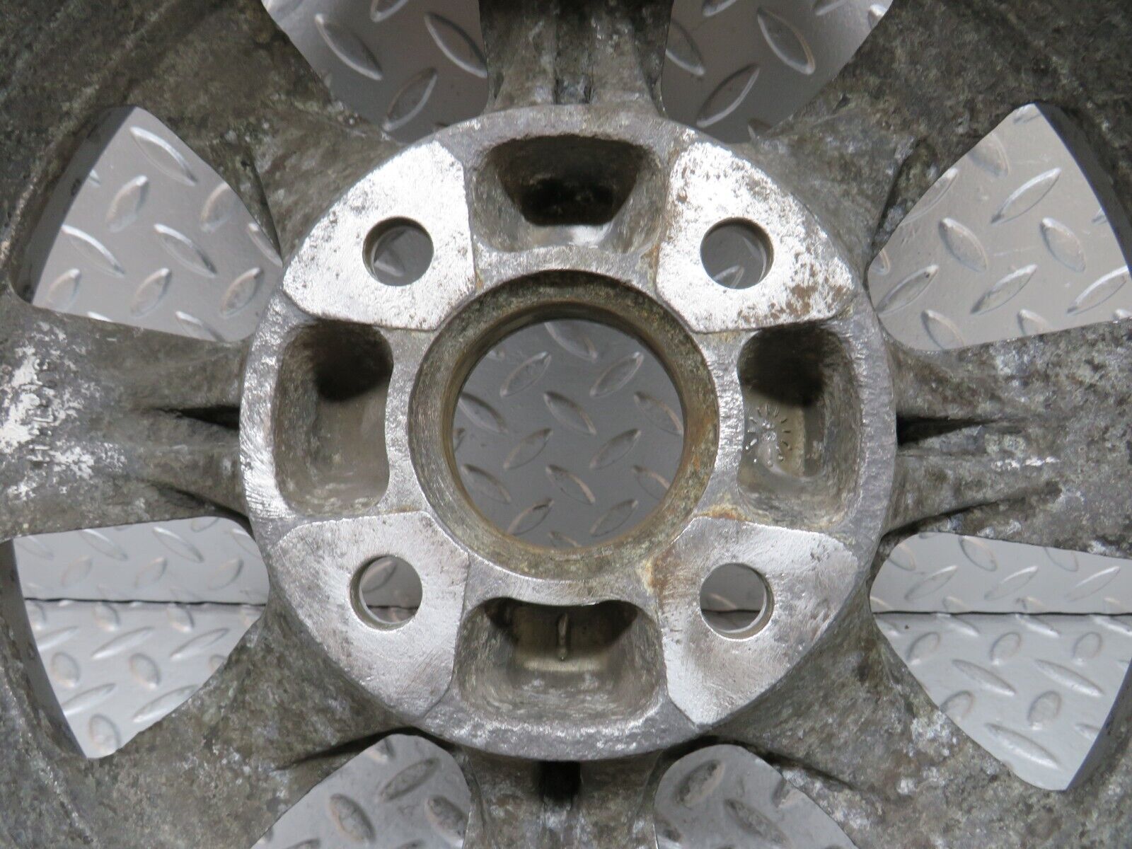 30198 Porsche 924 Alloy Wheel 6Jx14H2 477601031