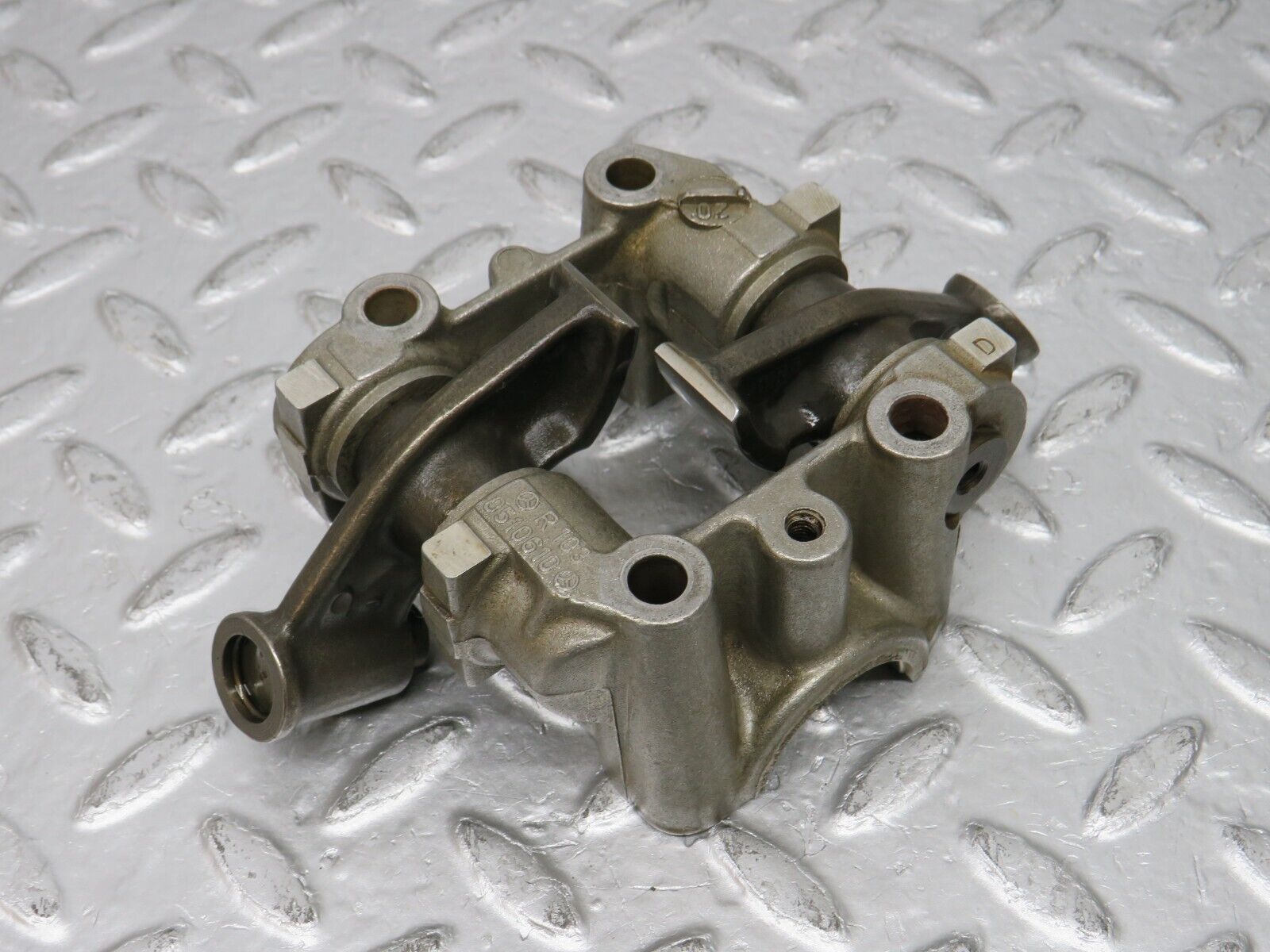 32620 Mercedes-Benz S124 300TE Rocker Arms Camshaft Bearing Block 1030510610