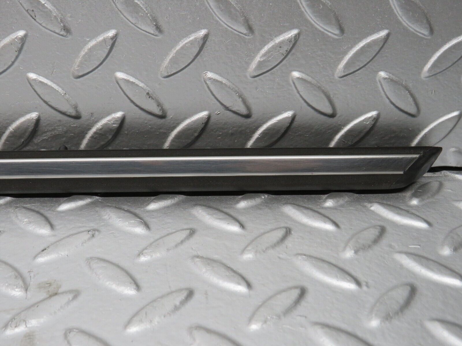 32110 Mercedes-Benz W123 230E Front Right Door Centre Moulding Trim