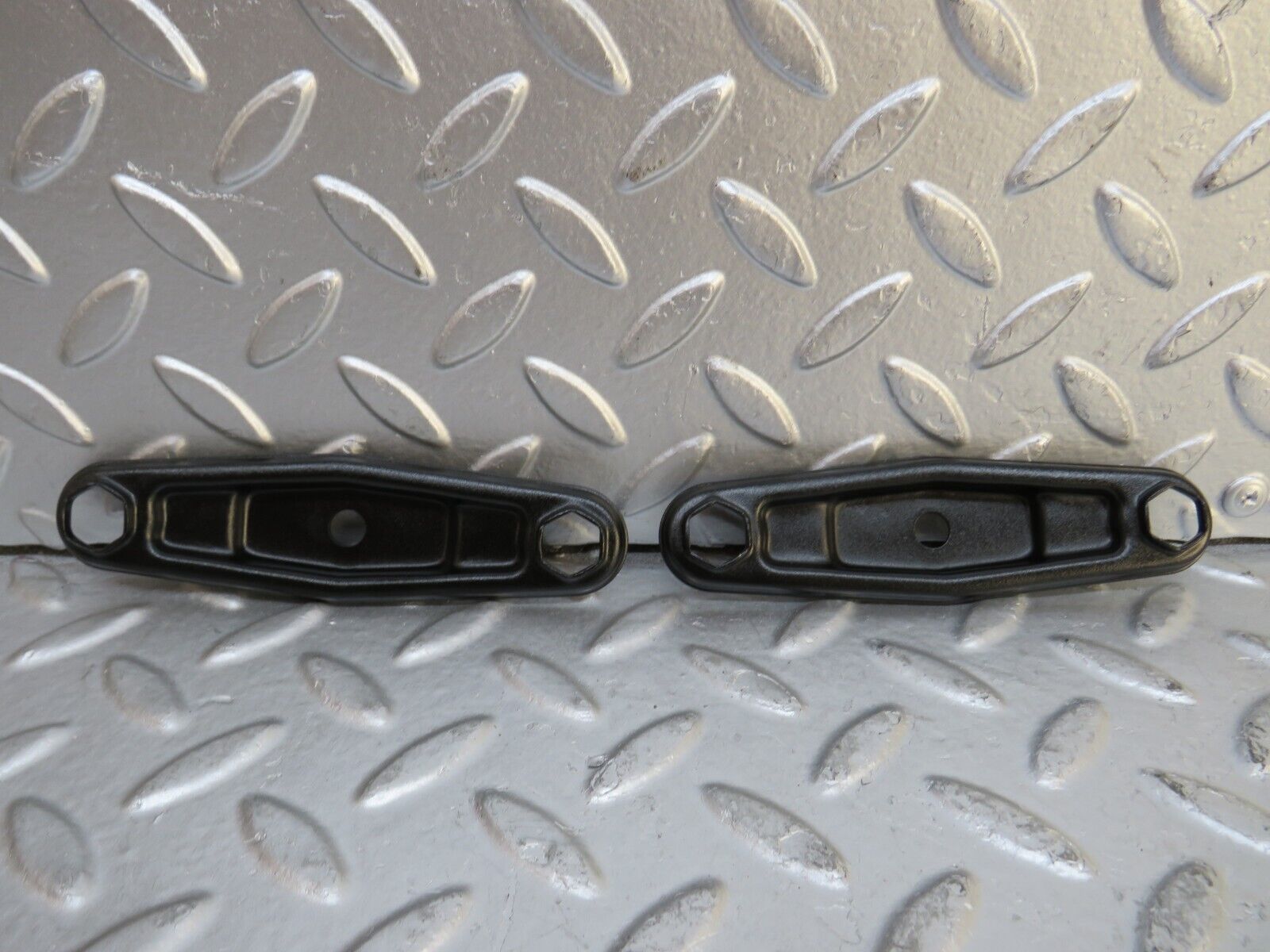 29443 Mercedes-Benz W124 230E Fuel Injector Bracket