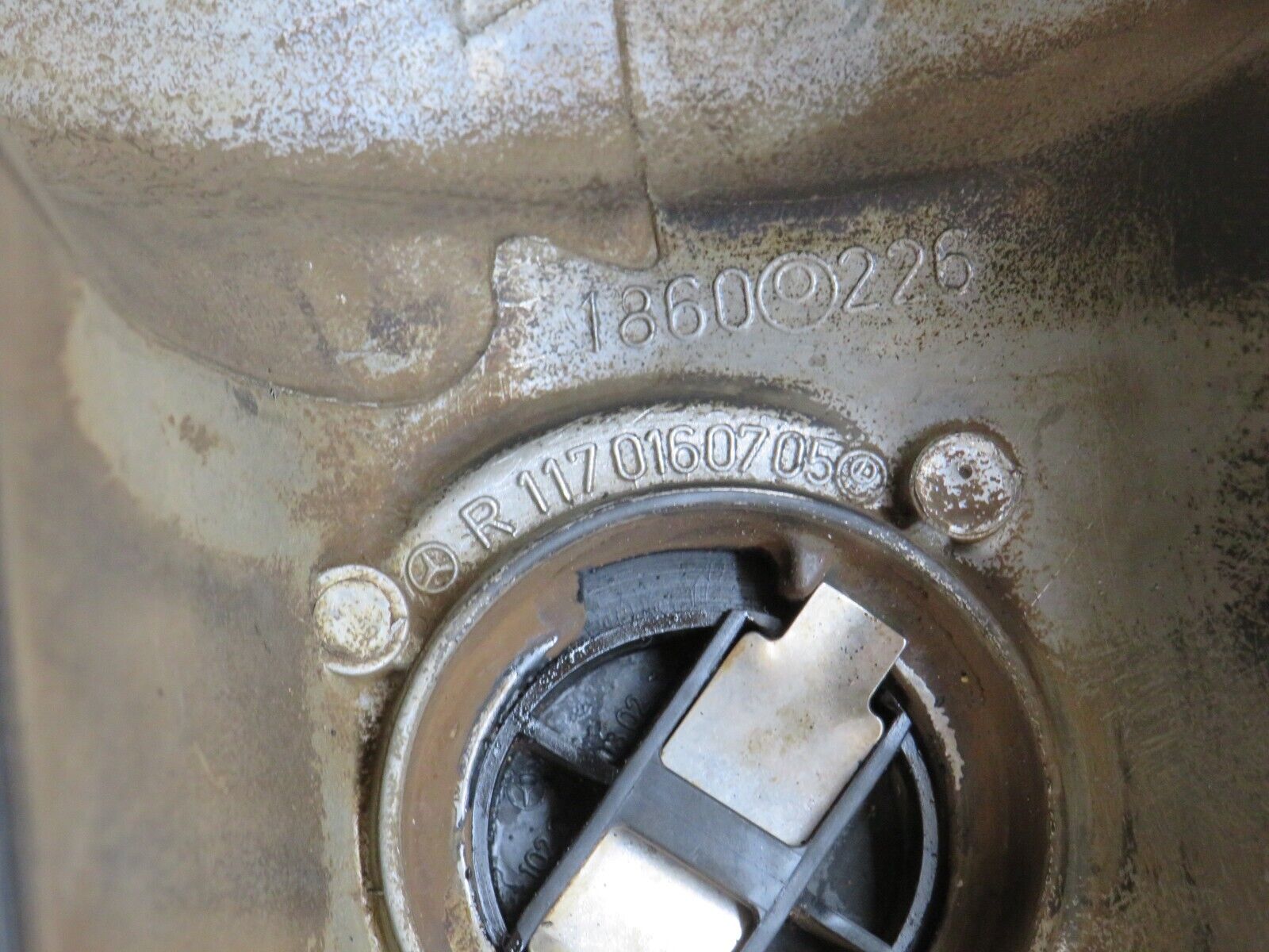 37166 Mercedes-Benz C126 420SEC Coupe Cylinder Head Valve Cover Right 1170160705