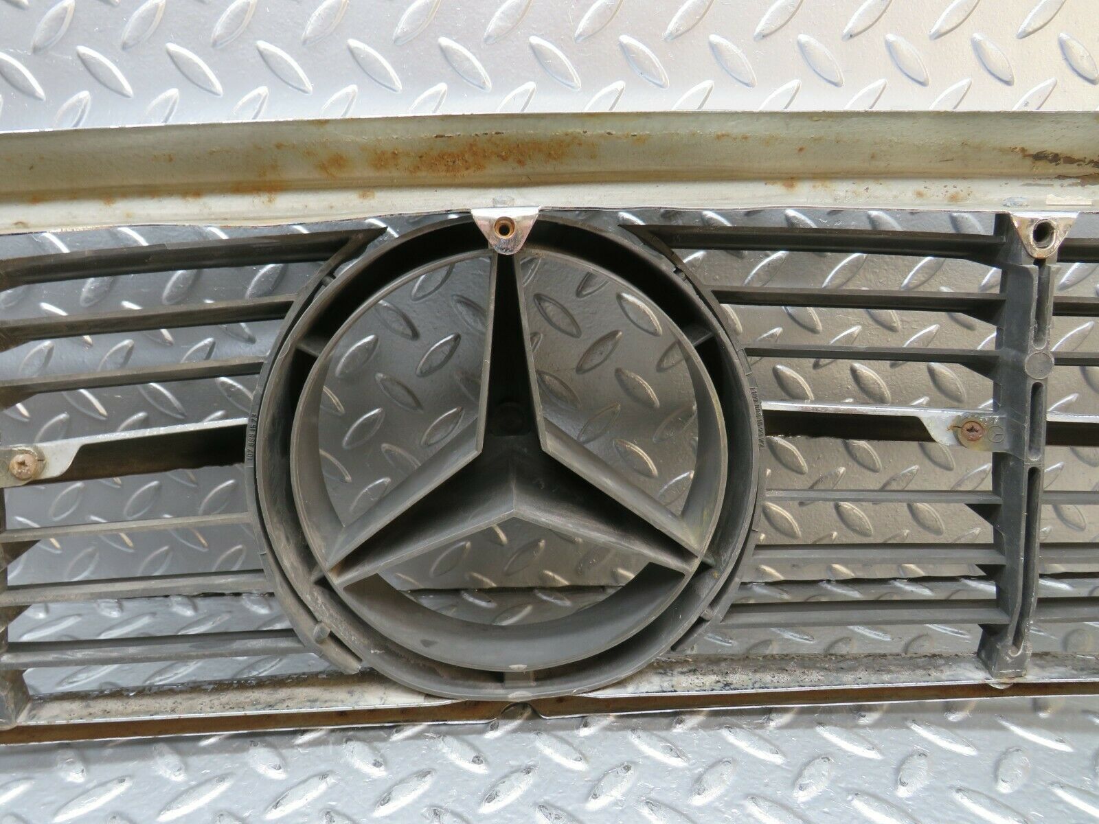 22852 Mercedes-Benz C107 450SLC Coupe Bonnet Grill 1078881523