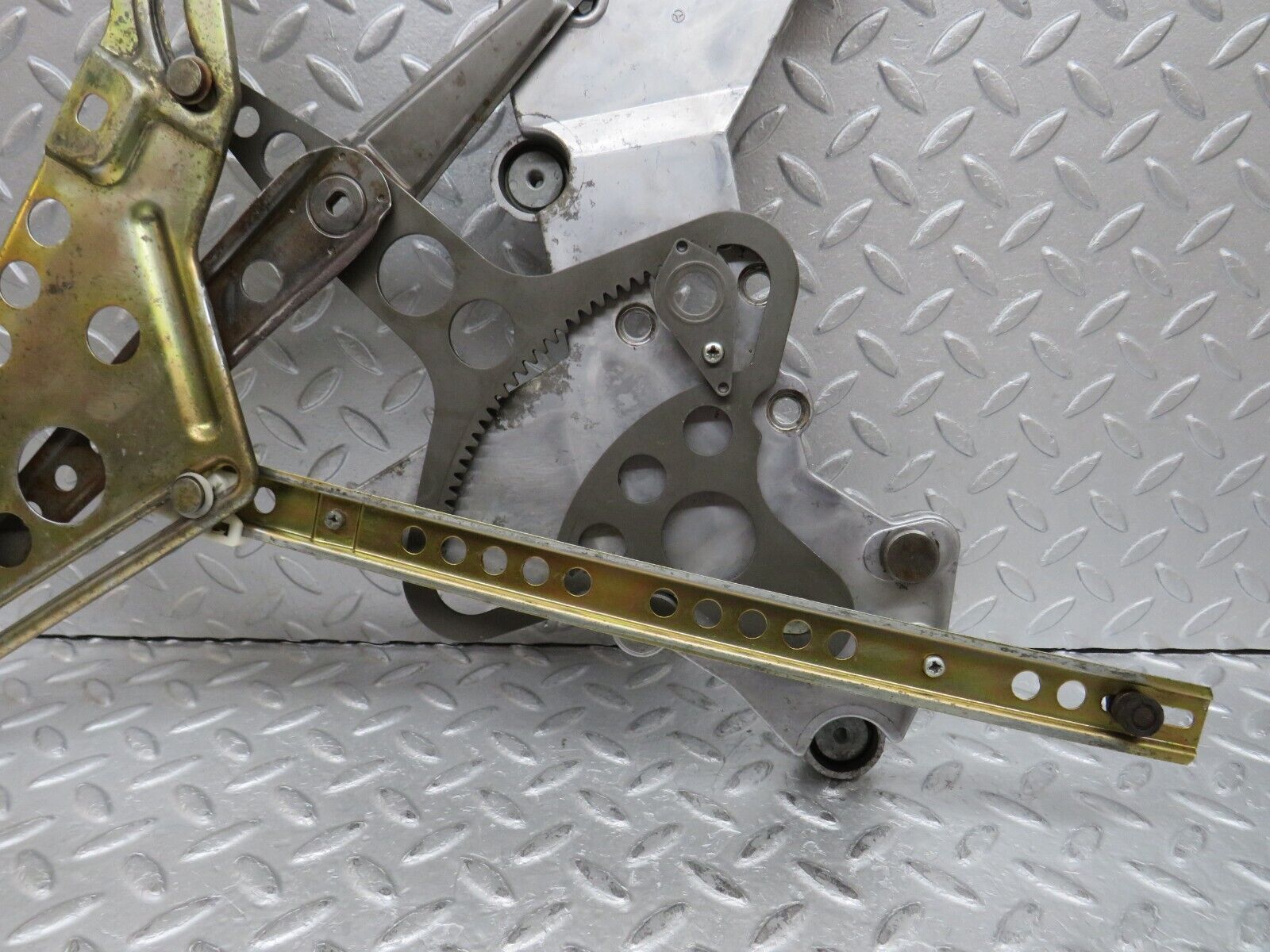 37123 Mercedes-Benz C126 420SEC Coupe Rear Left Window Regulator Mechanism