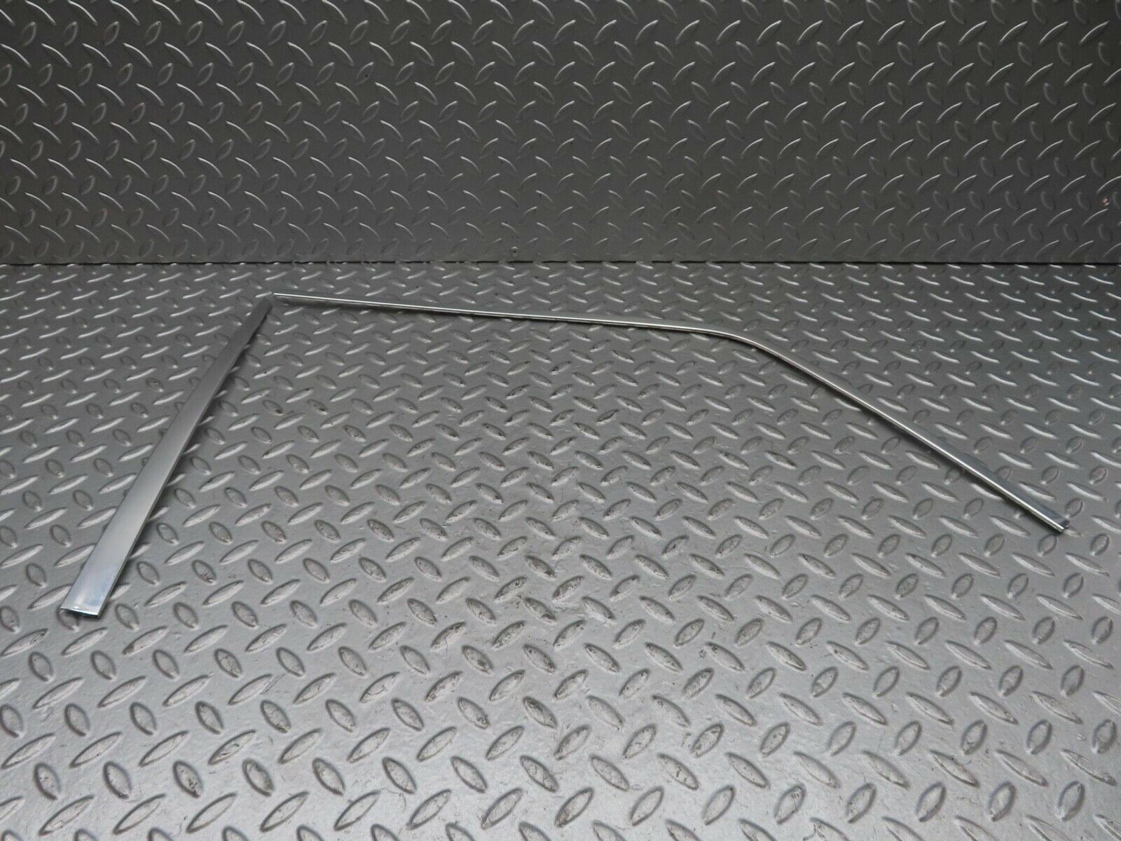 13598 Mercedes-Benz W123 200 Front Right Door Window Chrome Frame