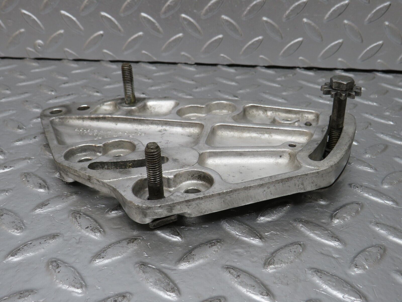 34511 Mercedes-Benz C126 380SEC Coupe Power Steering Pump Bracket 1174661141