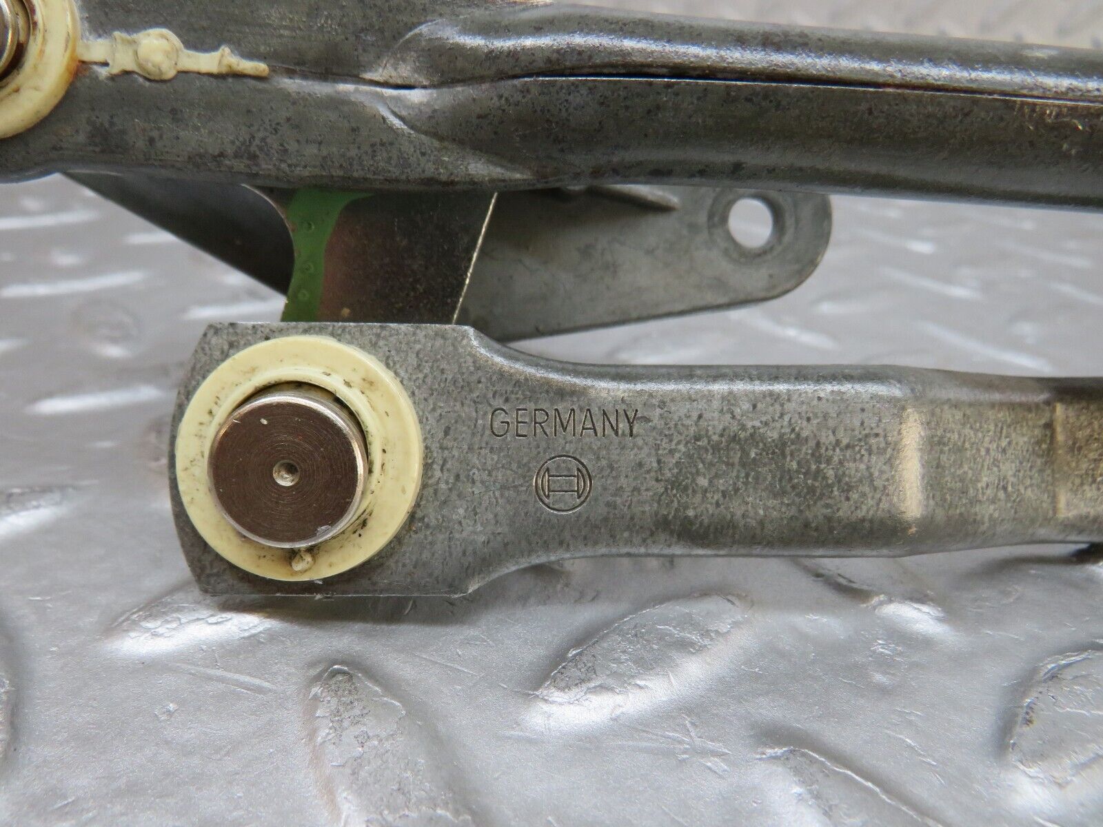 37544 Mercedes-Benz W109 300SEL Windscreen Wiper Linkage