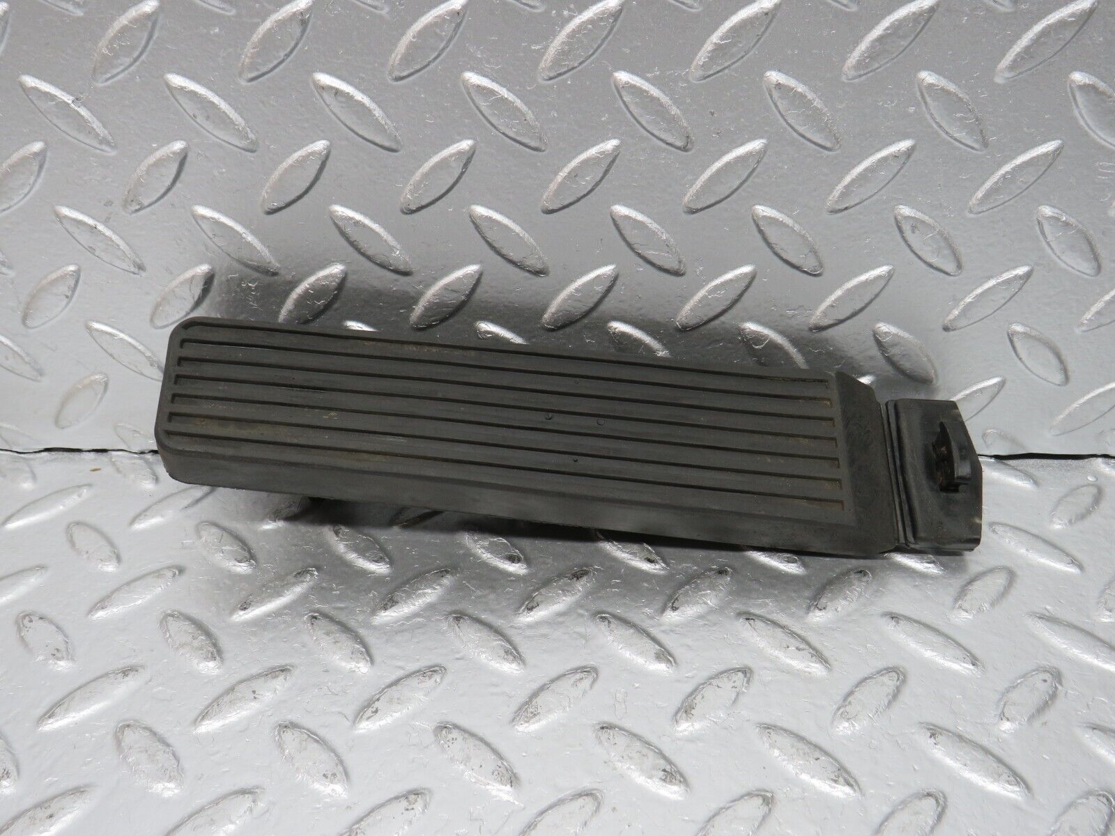 31125 Mercedes-Benz W123 200D Accelerator Pedal With Rubber 1163010182