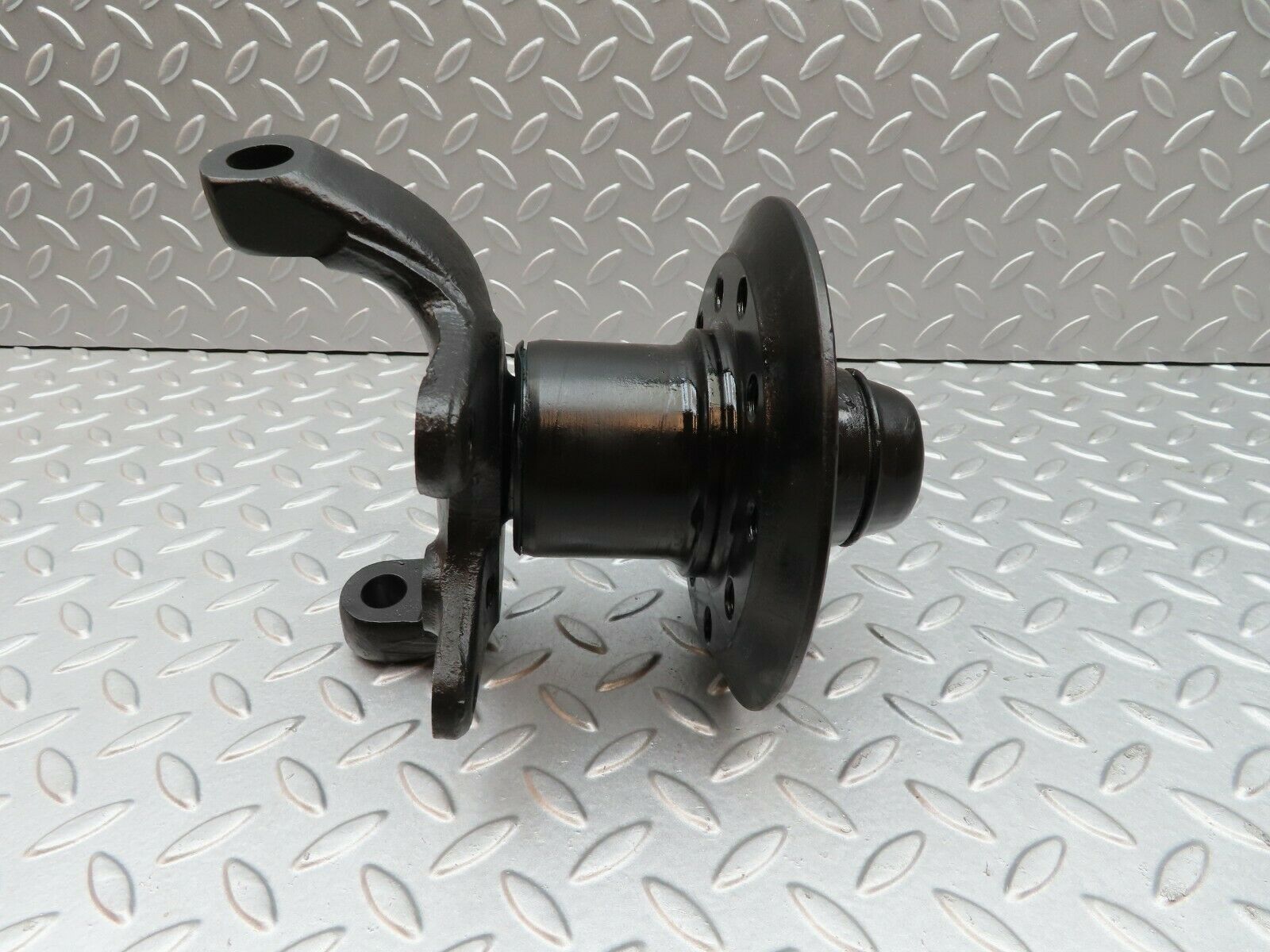 3428 Mercedes-Benz W115 220D Front Right Wheel Hub