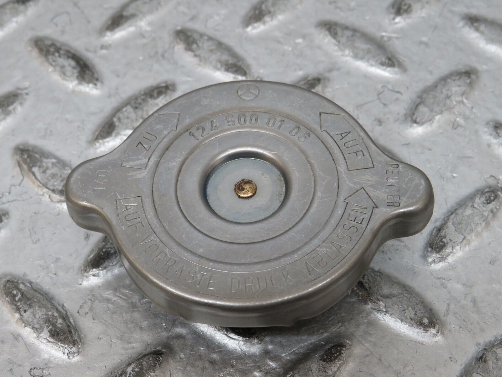 27863 Mercedes-Benz W123 280E Radiator Cap 1245000106