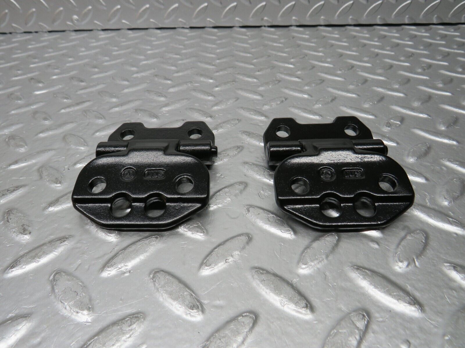 30392 Mercedes-Benz W124 230E Left Door Hinge Pair