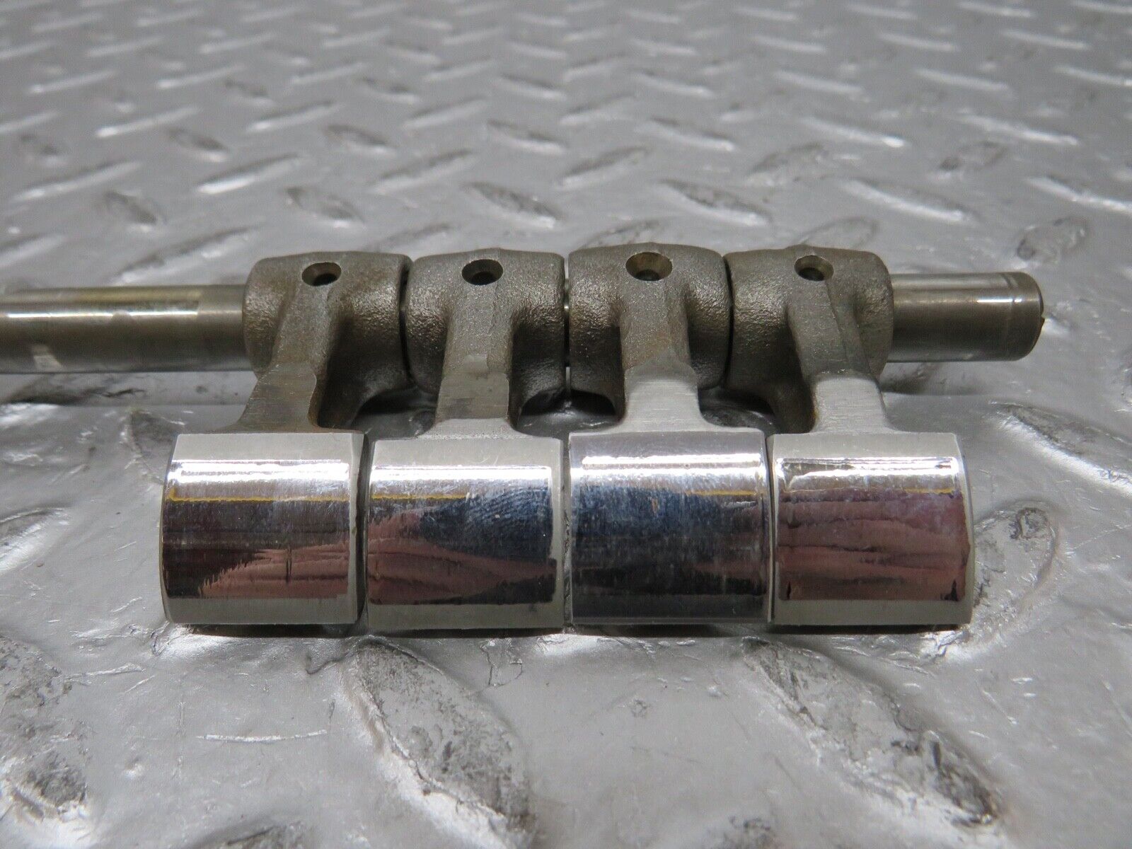 0361 Mercedes-Benz W123 220D Camshaft Rocker Arm With Shaft