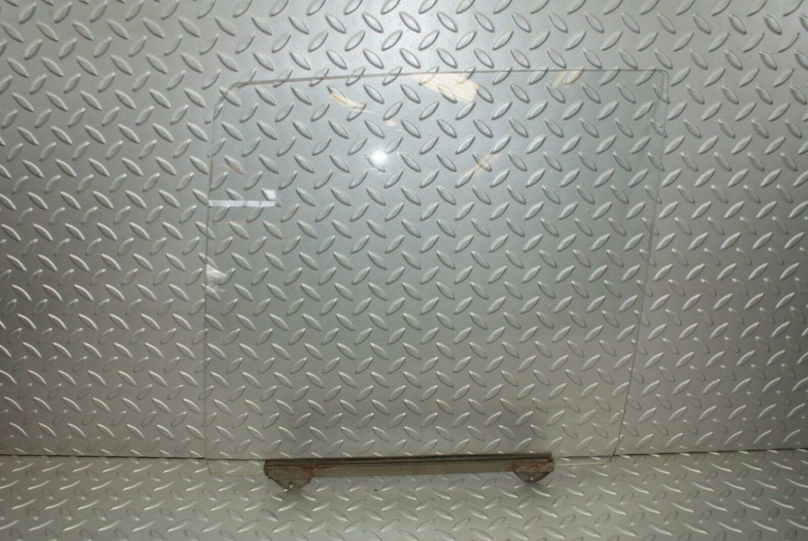 3095 Mercedes-Benz W115 220D Front Left Door Window Glass