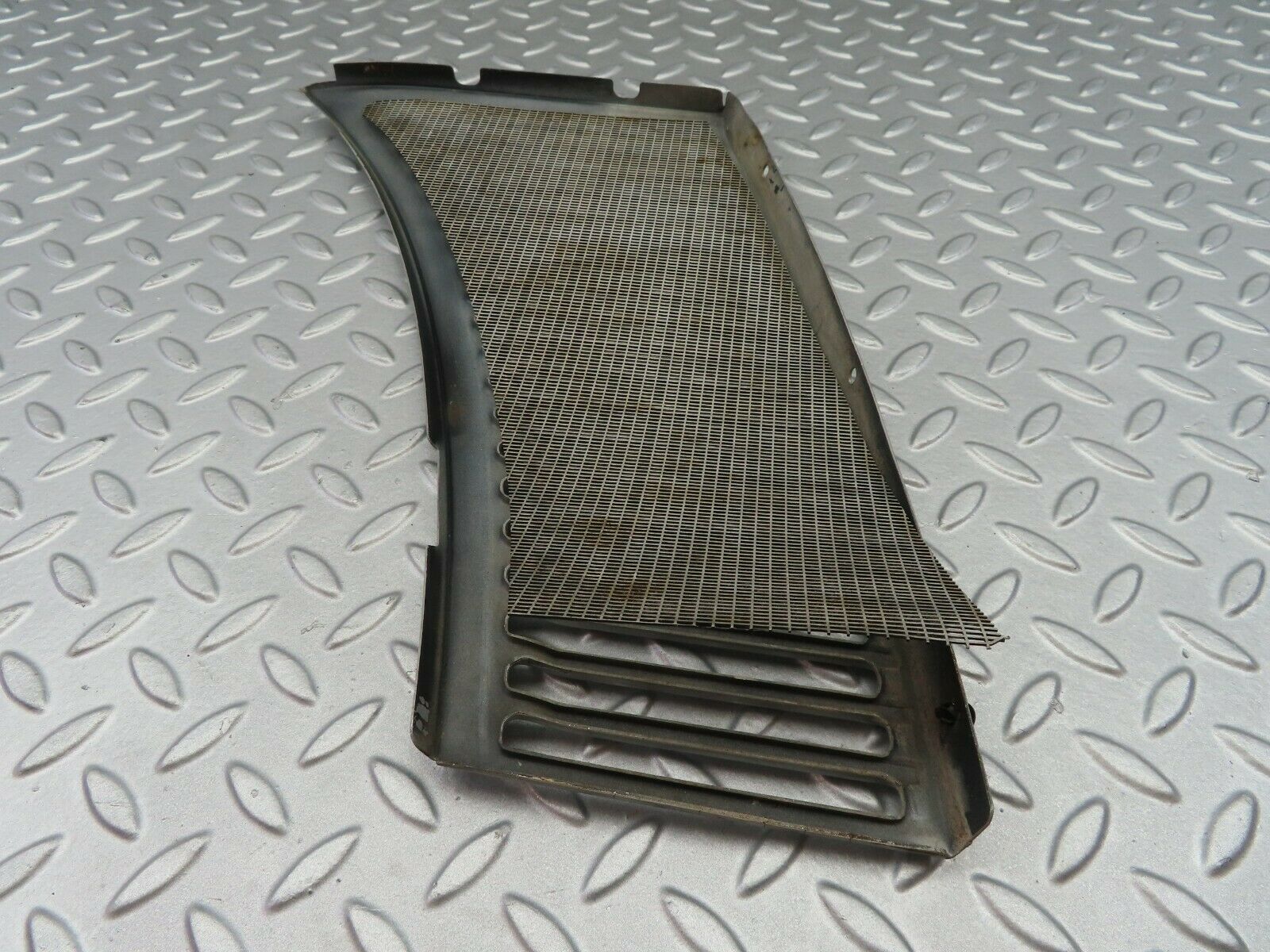 6887 Mercedes-Benz C107 350SLC Coupe Air Intake Grill Right Side