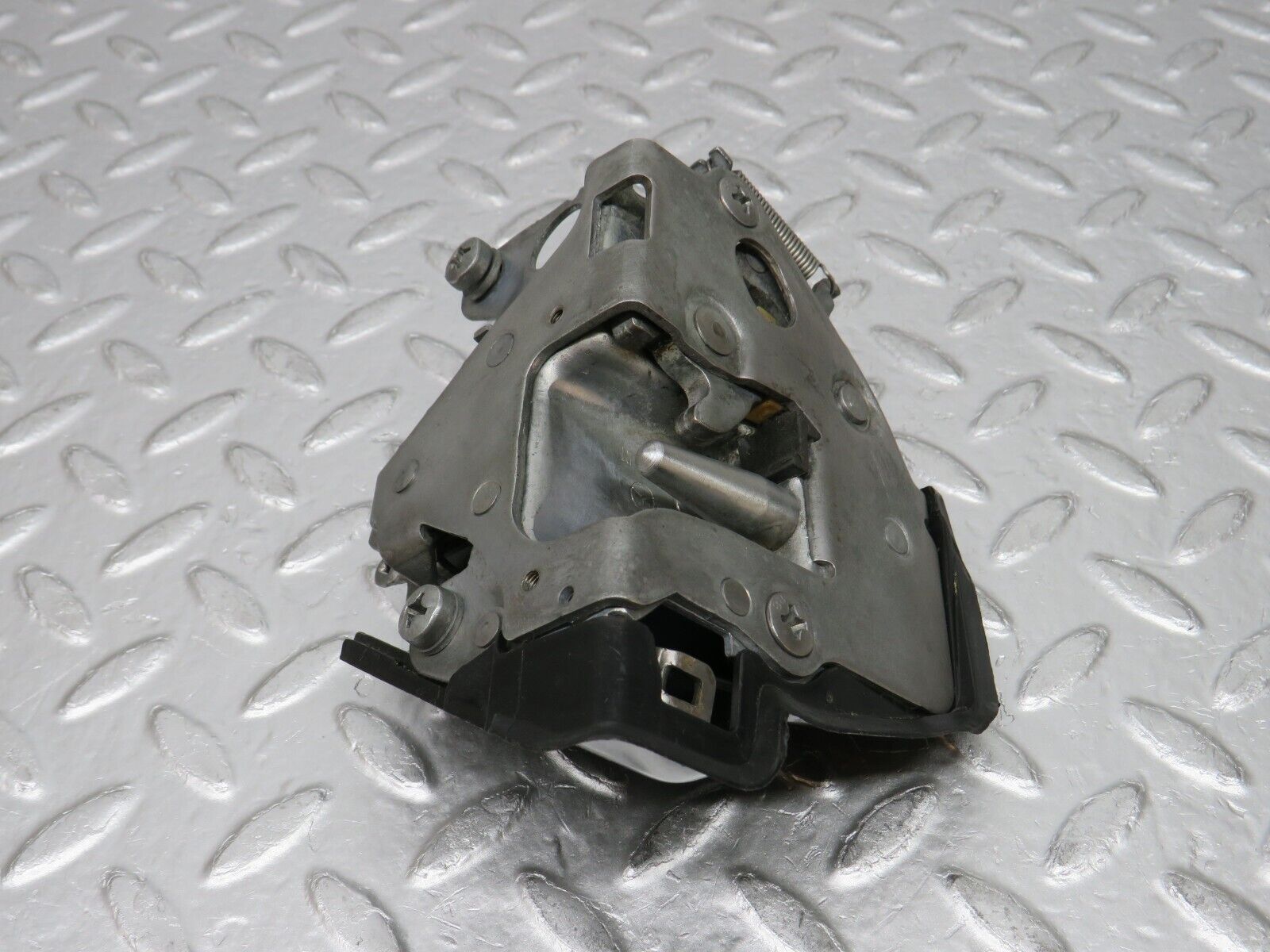 0570 Mercedes-Benz W123 230E Rear Left Door Lock Mechanism 1237330108