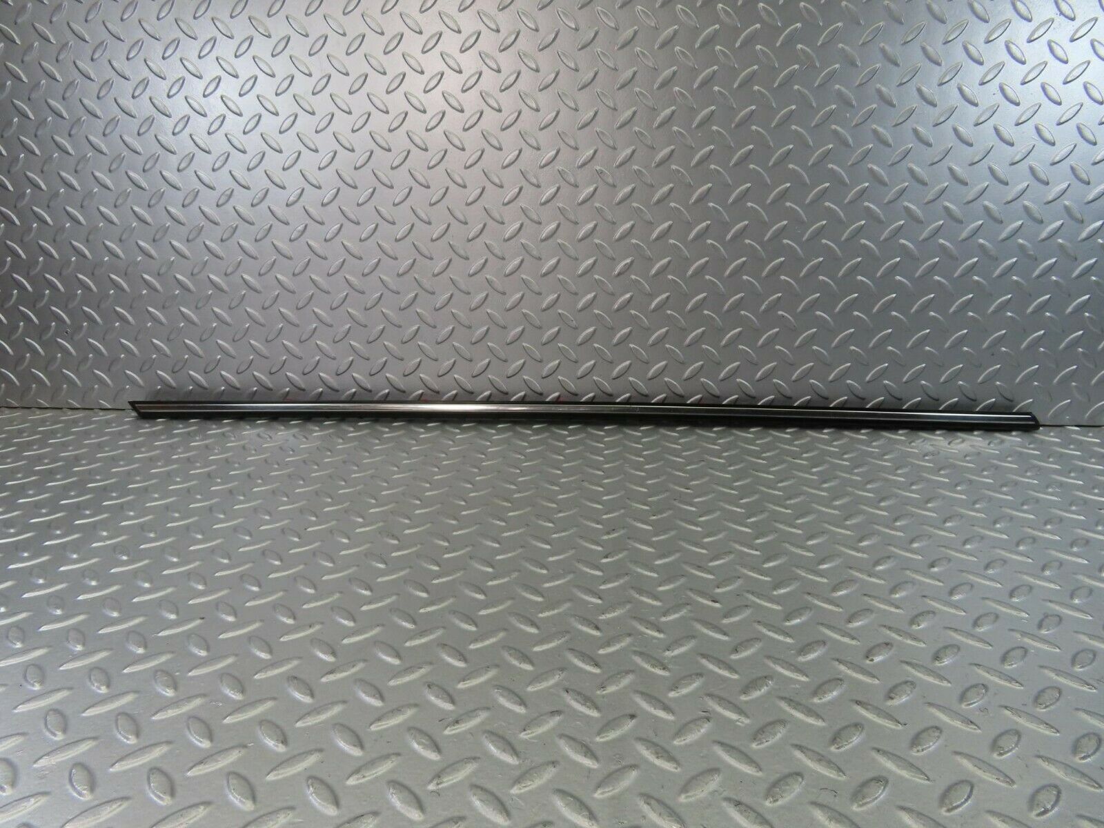 10255 Mercedes-Benz W123 Front Left Door Centre Moulding Trim